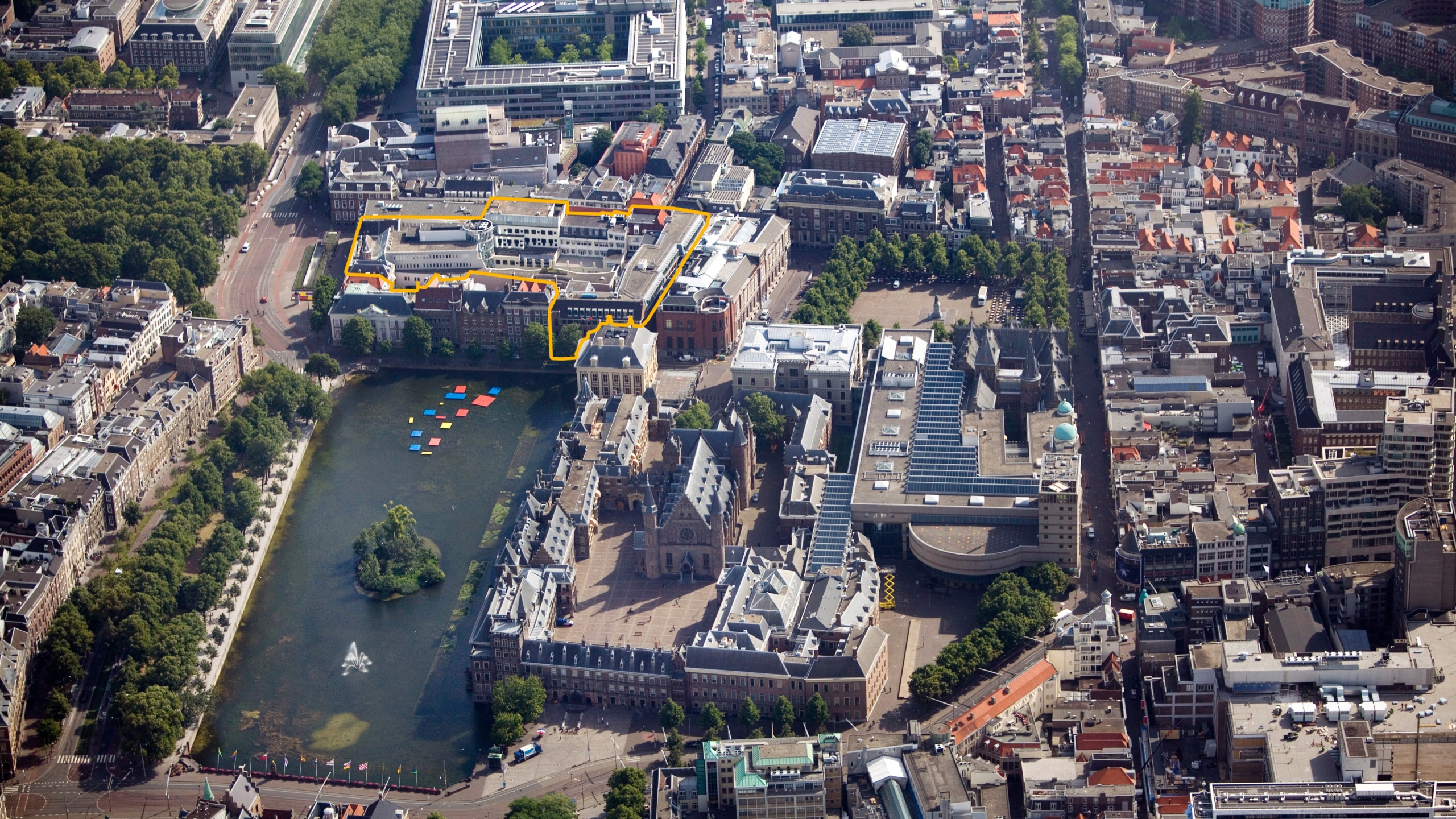 In 2024 kocht het Rijksvastgoedbedrijf het Staalcomplex, een monumentaal kantorencomplex van 25.000 m2 vlak bij de Haagse Hofvijver. Foto: RVB / Gerhard van Roon