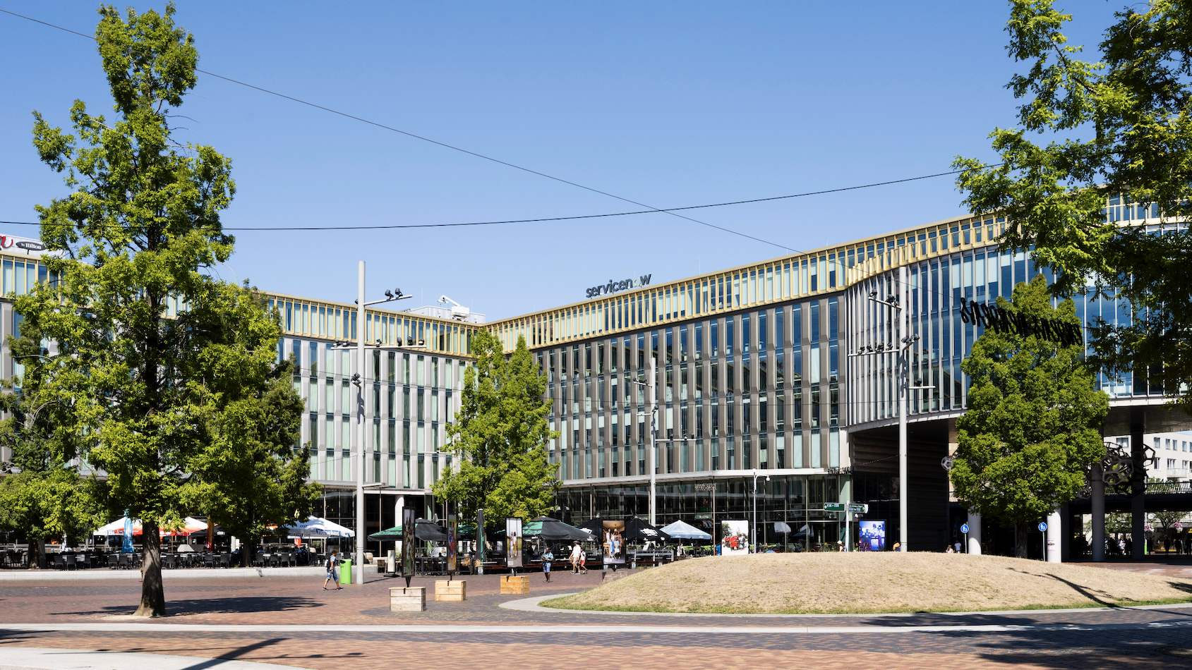 Het pand nieuwAmsterdam staat naast station Bijlmer Arena, in Amsterdam-Zuidoost. Foto: Paul Starink
