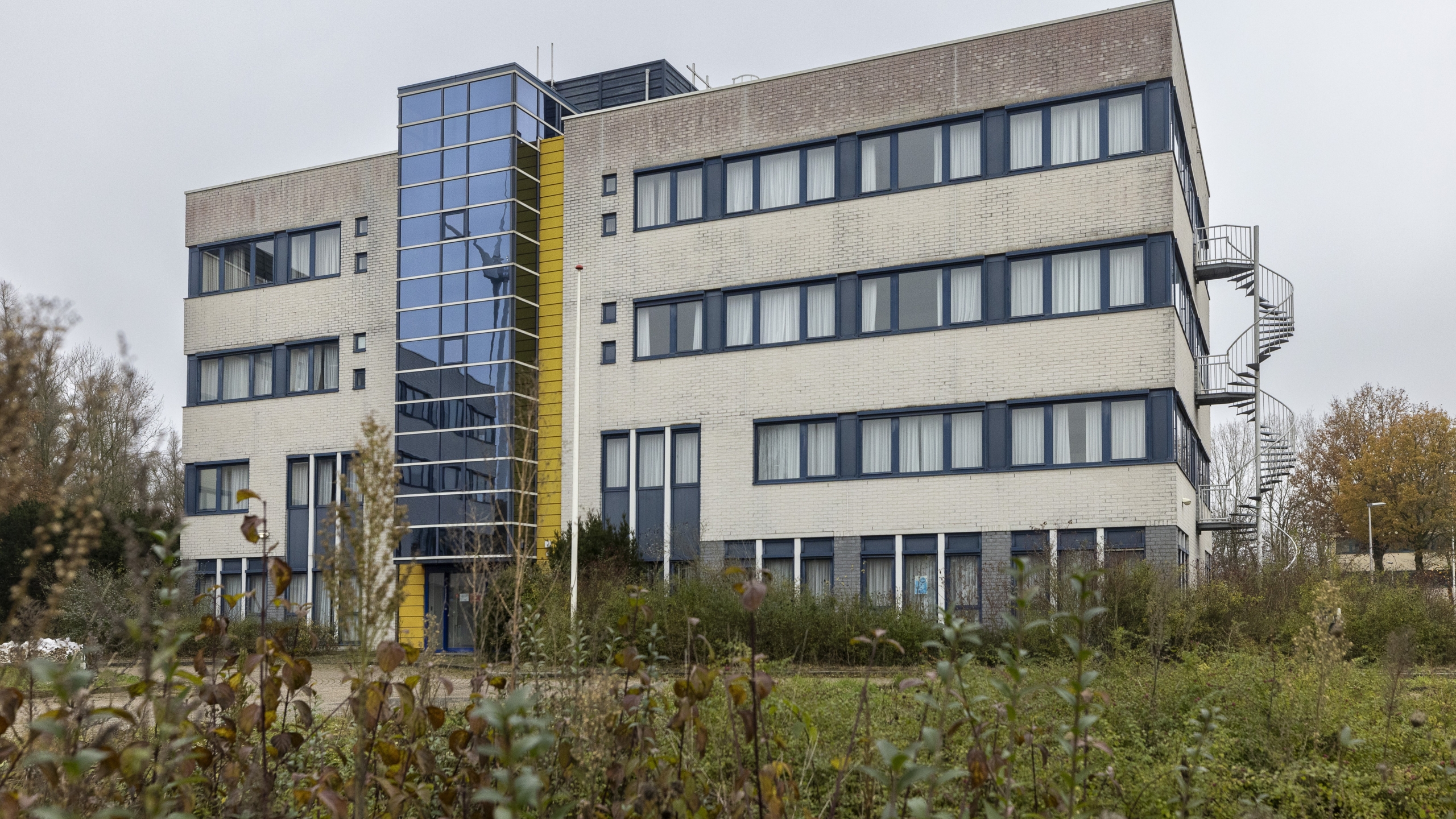 Op kantorenpark Hanzepark in Deventer staat dit pand te koop voor 849.000 euro. Daarvoor krijg je 1.430 m2, verdeeld over vier bouwlagen. Foto: Koos Groenewold