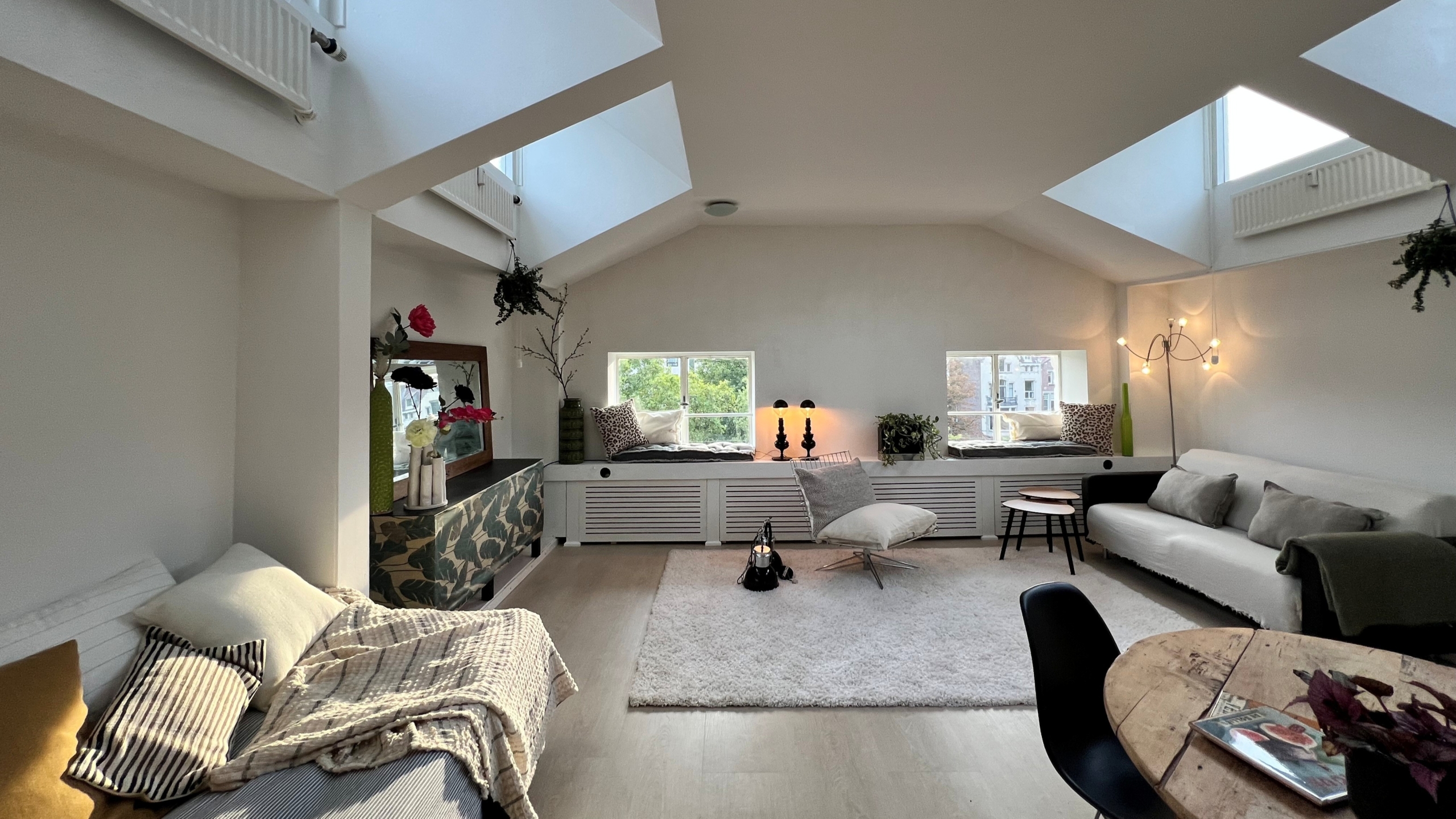 Een van de studio's van 33 m2 in het pand dat Ebru eind 2021 voor te veel geld kocht en nu, met pijn in haar hart, gesplitst heeft verkocht. Foto's: Ebru Umar