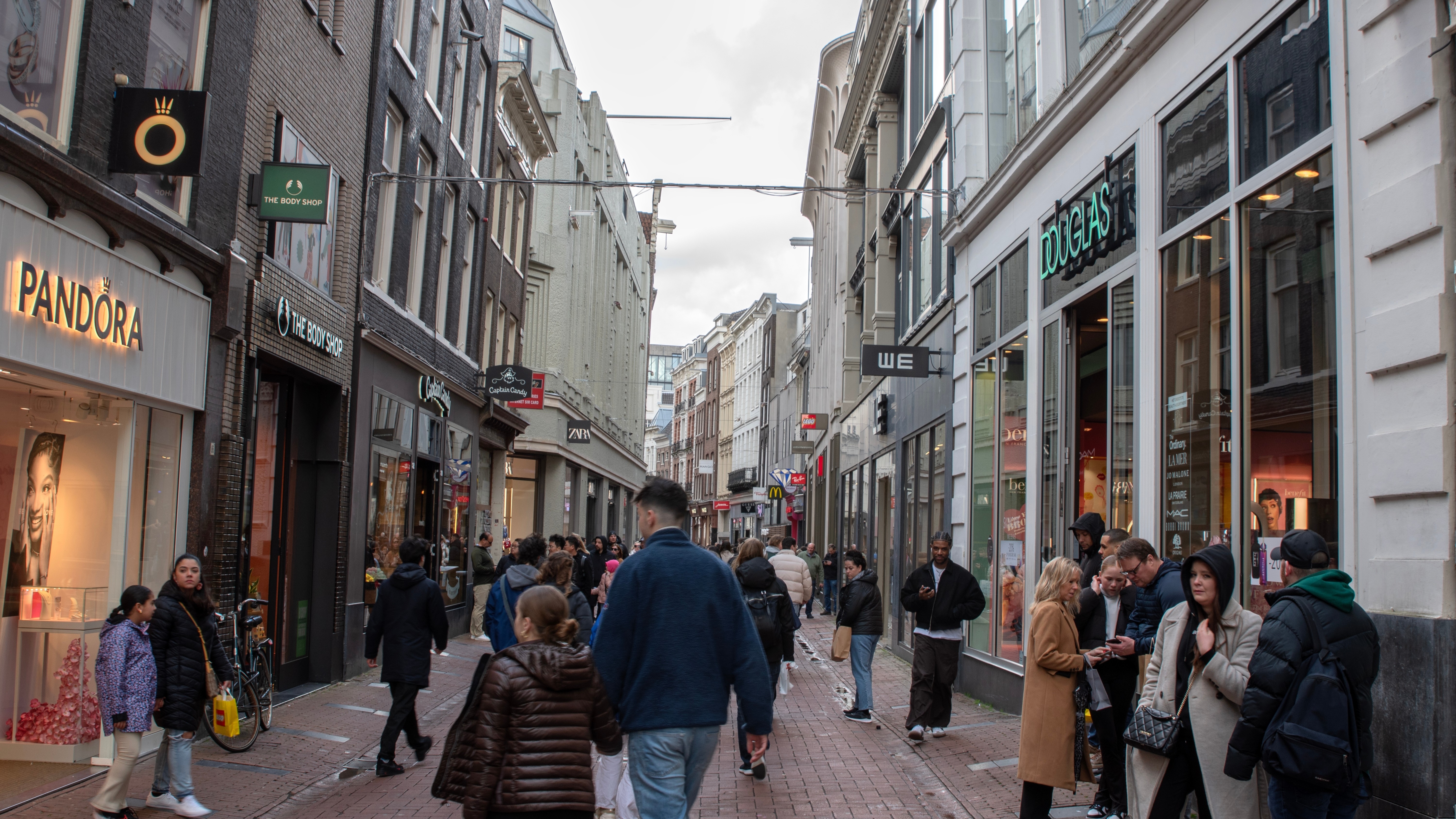 De Kalverstraat in Amsterdam. Foto: Dutchmen Photography / Shutterstock.com
