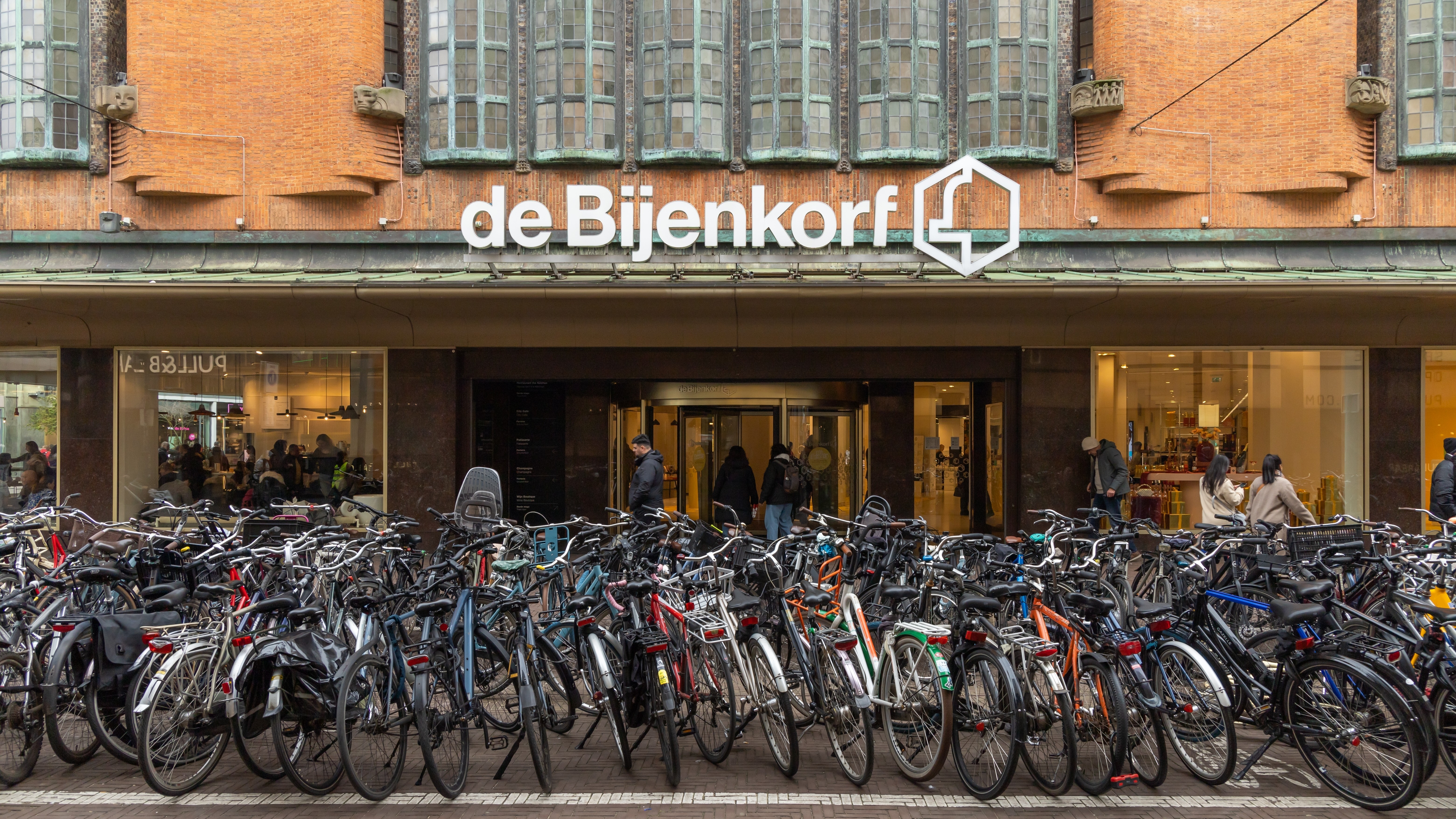 De Bijenkorf in Den Haag. Foto: PixelBiss / Shutterstock.com