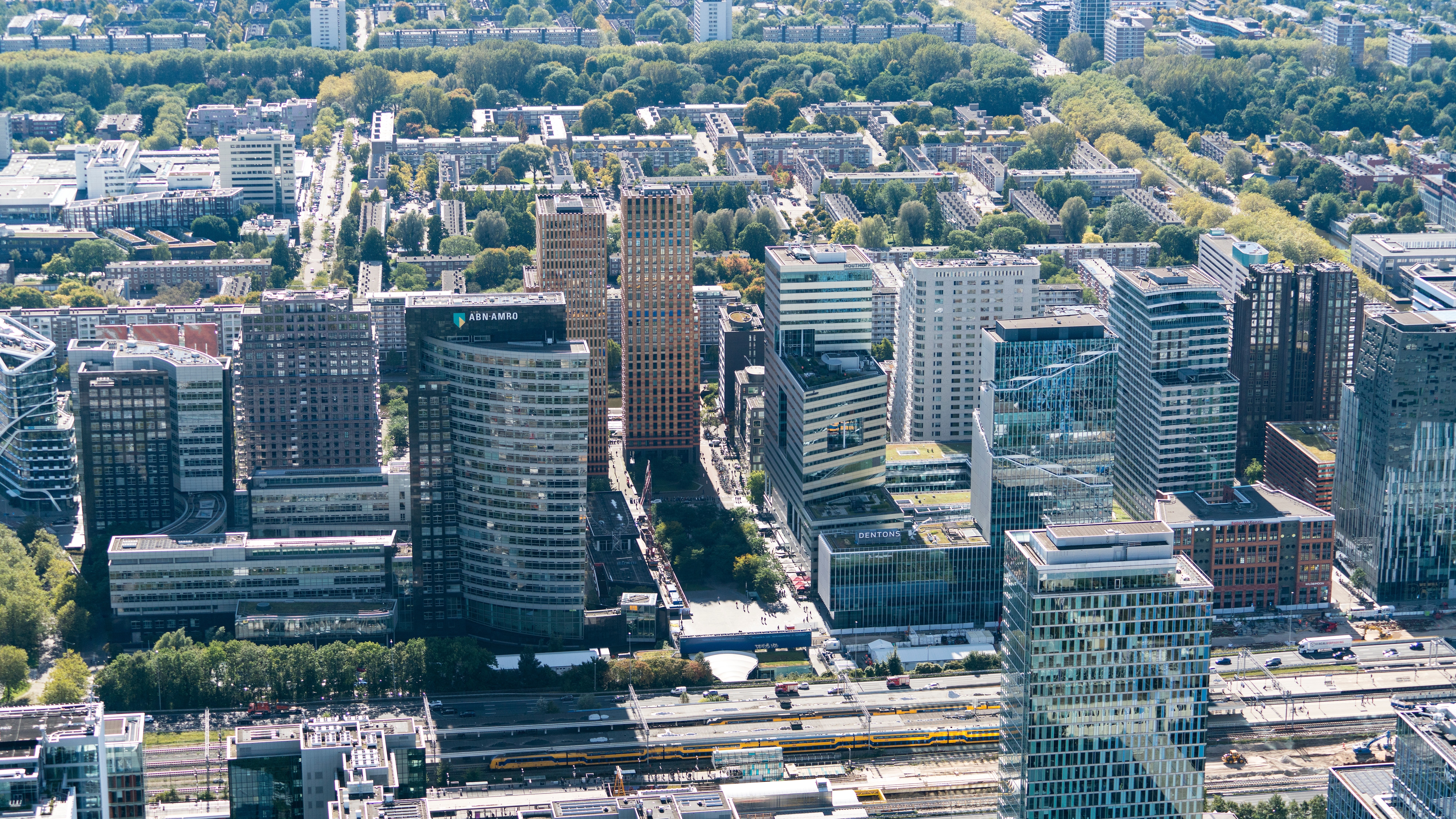 Amsterdam kan zijn achterstand in de woningproductie net zo goed op de Zuidas inhalen, meent het CDA. Foto: Aerovista Luchtfotografie / Shutterstock.com