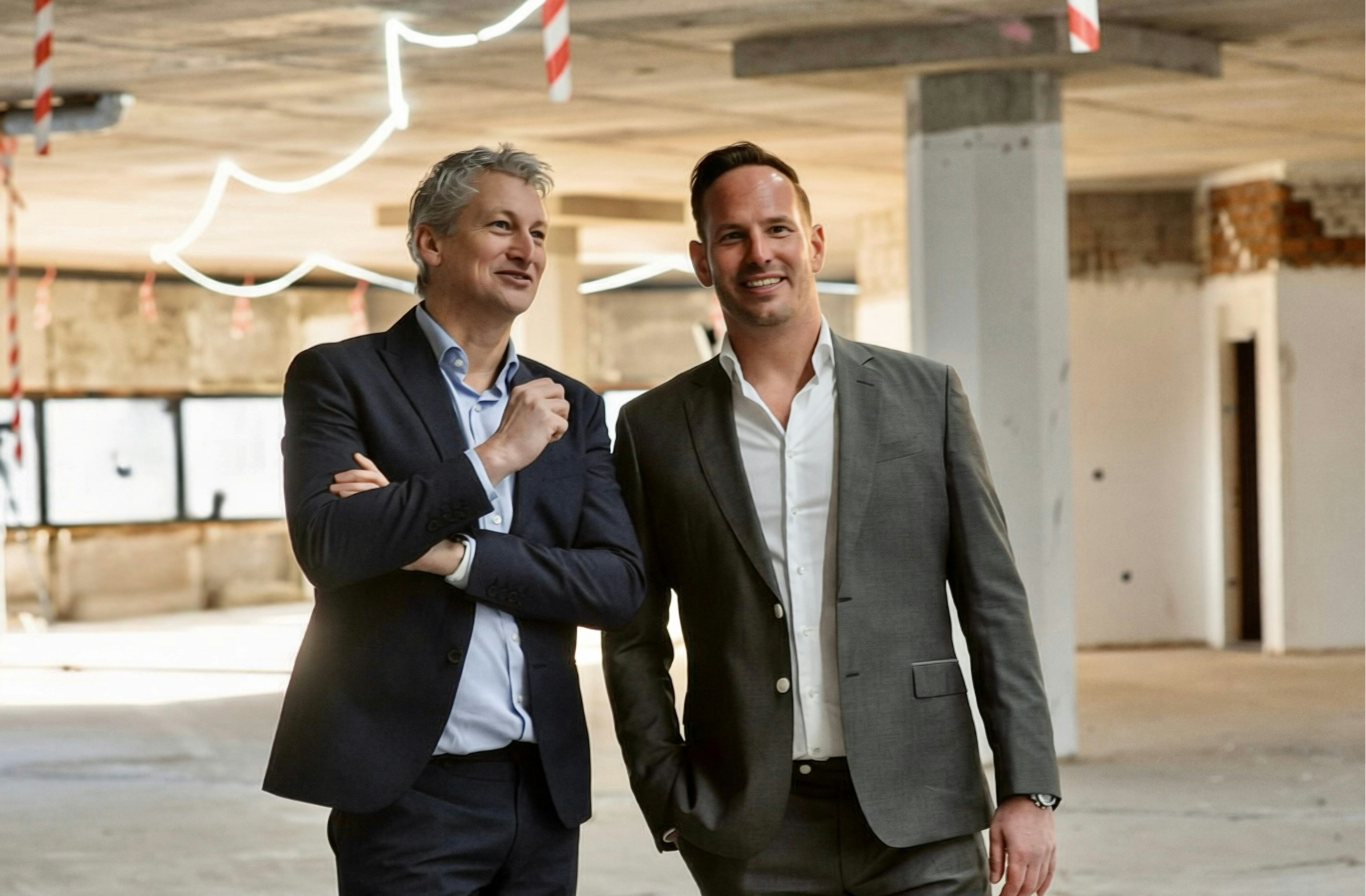 Frank Post, business developer Bestaande Bouw bij Dura Vermeer en Stijn van de Sande, directeur Dura Vermeer Commercieel Vastgoed.