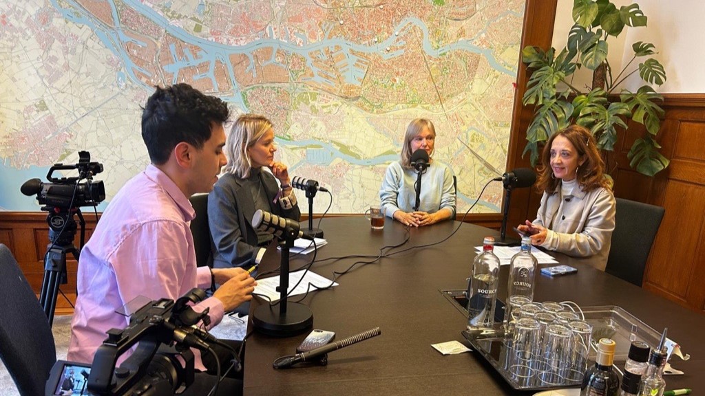 V.l.n.r. nieuwsredacteur Davy Lo, Lonneke Zuijdwijk (Heijmans), De Rotterdamse wethouder wonen Chantal Zeegers en hoofdredacteur van Overwaarde Ebru Umar. 