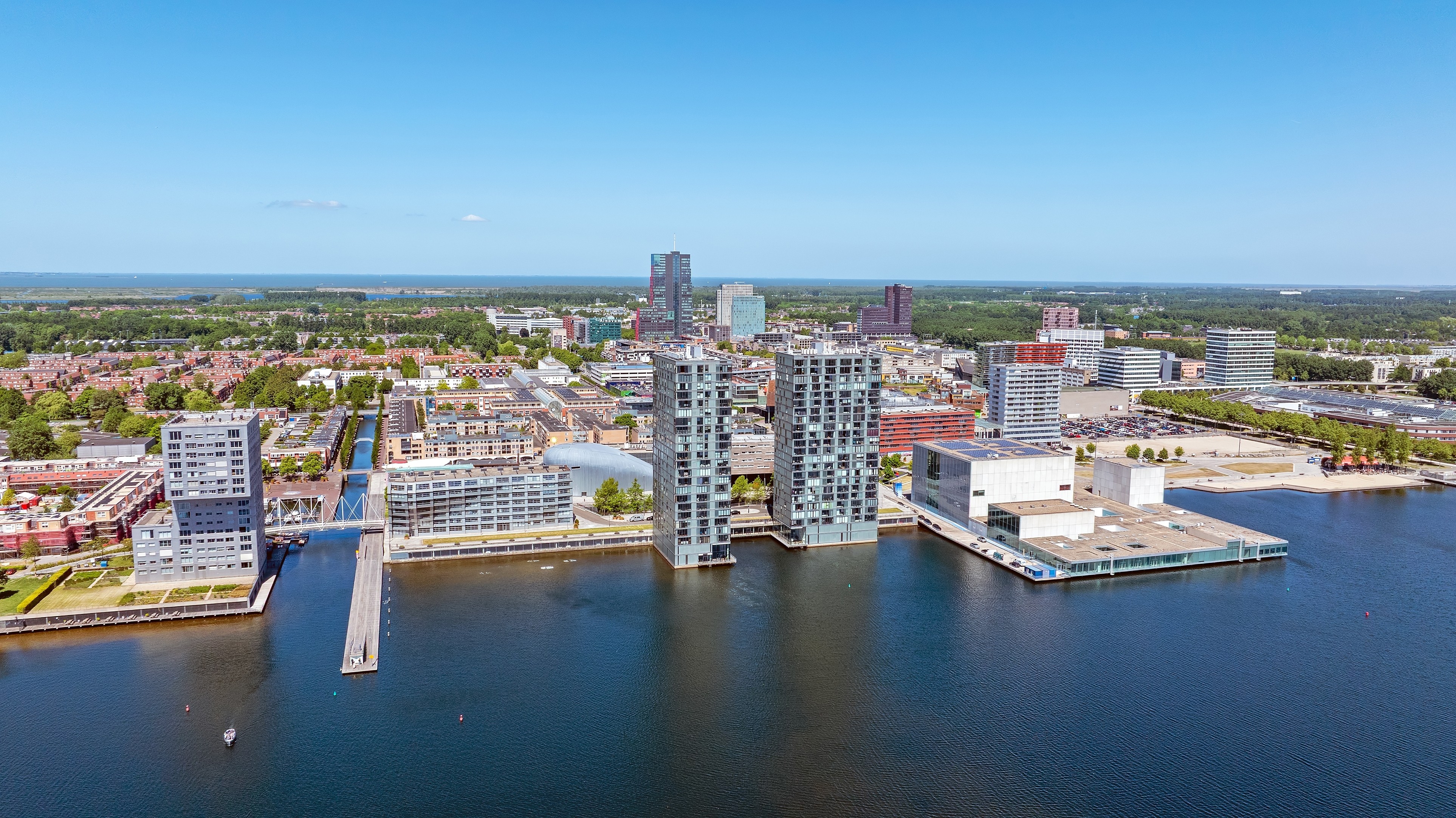 Almere wil de vijfde technologische hotspot van Nederland worden. Daarom verrijst komende jaren een High Tech Campus op de zuidelijke oever van het Weerwater. Foto: Steve Photography / Shutterstock.com