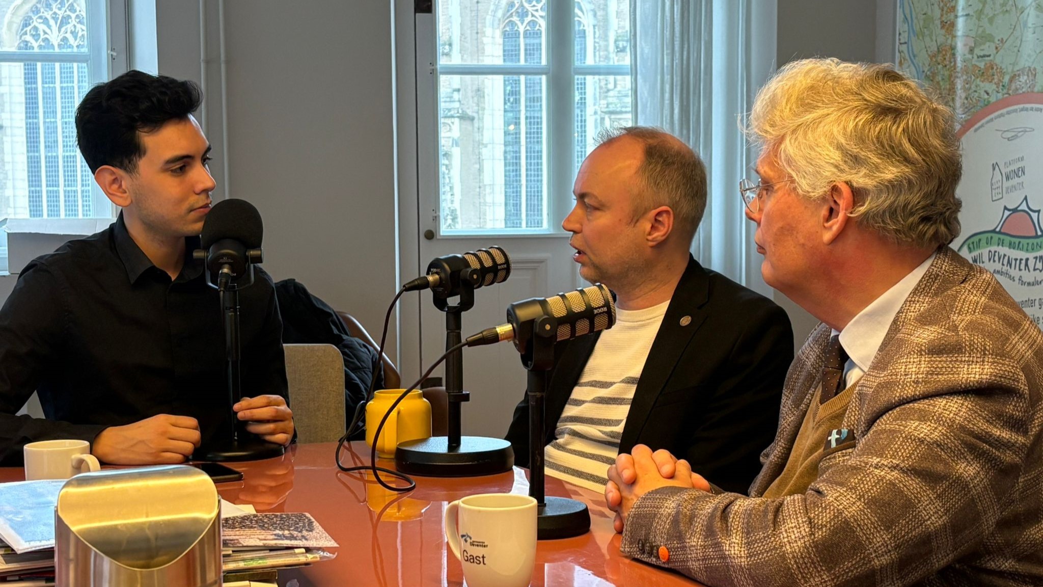 V.l.n.r. nieuwsredacteur Davy Lo, wethouder wonen van Deventer Rob de Geest en vastgoedconsultant en lobbyist Arnaud Vlak.