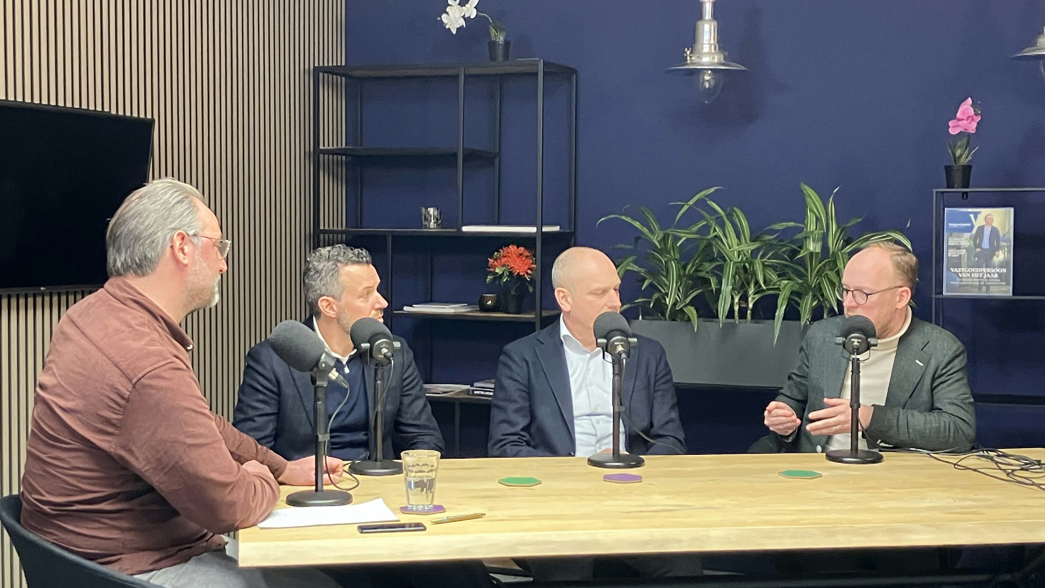 V.l.n.r. woningmarktredacteur Sander van der Ploeg, Mark Kuijpers (Greystar), Peter Heuvelink (Jajo) en de Utrechtse wethouder Ruimtelijke Ordening Eelco Eerenberg.