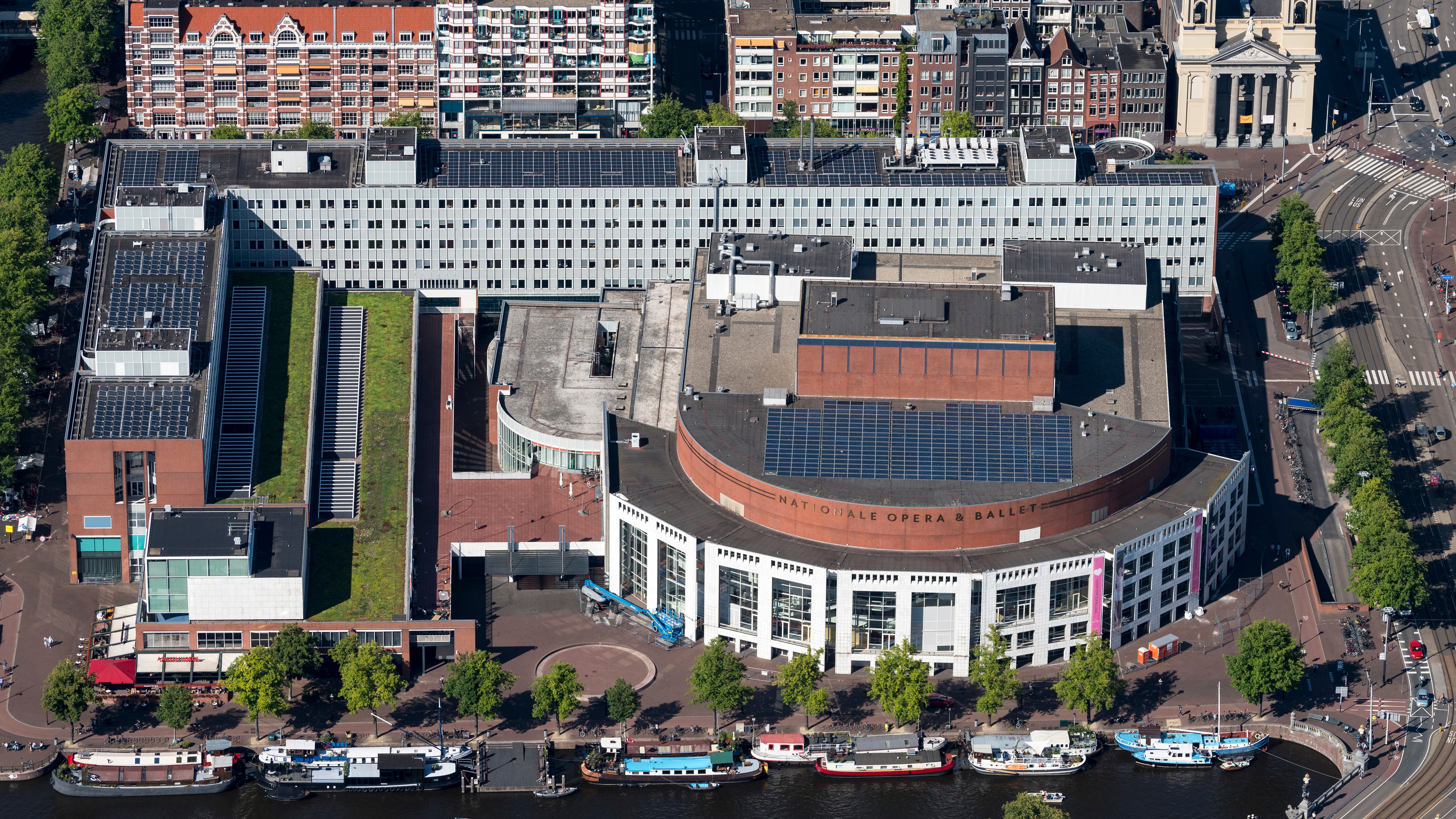 De Stopera in Amsterdam. Volgens branchevereniging IVBN begint succesvolle samenwerking met een voorspelbaar beleid van de gemeente. Amsterdam geldt als een goed voorbeeld. Foto: Aerovista Luchtfotografie / Shutterstock.com