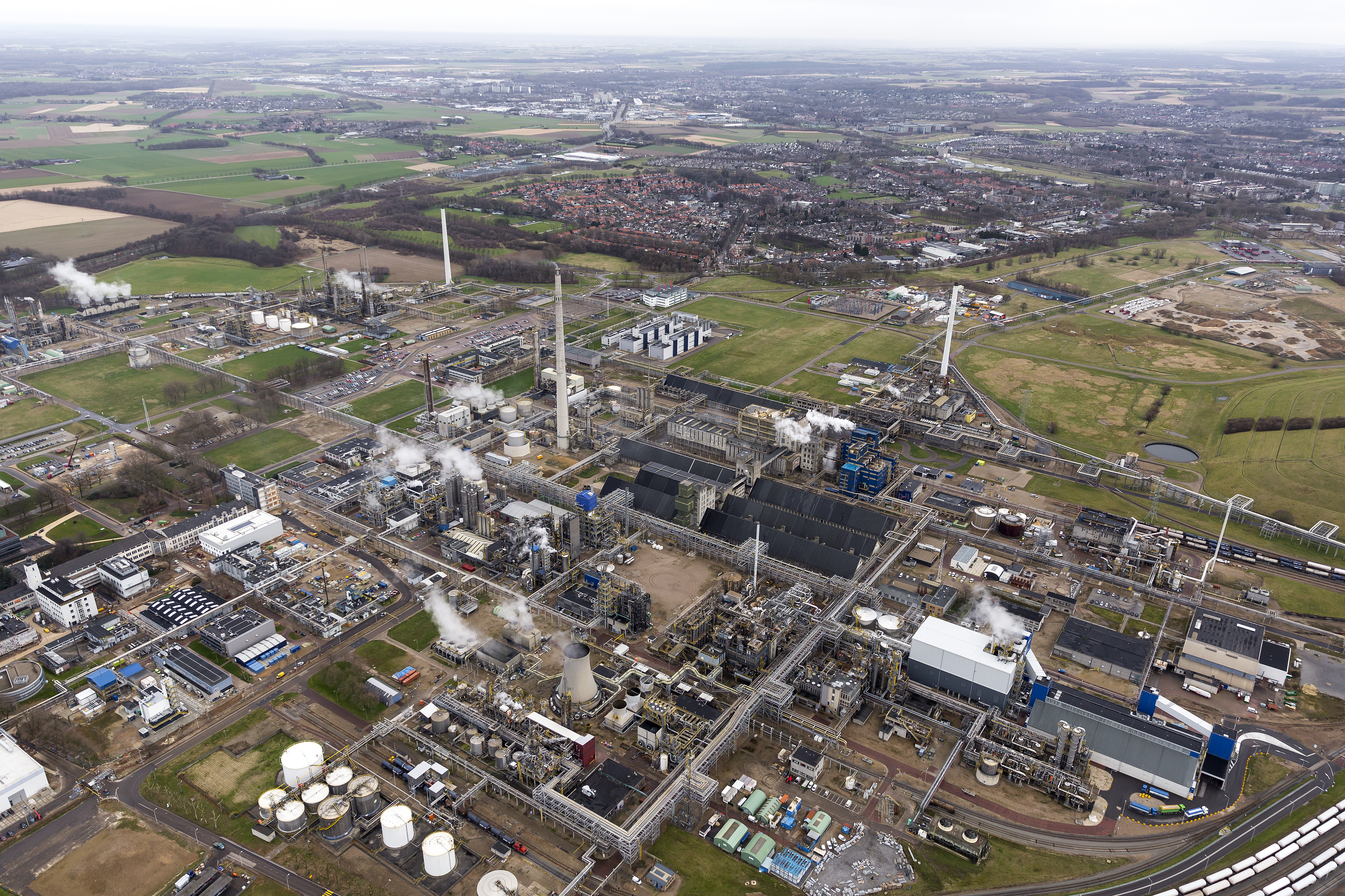 Industrieterrein Chemelot huisvest een keur aan chemische bedrijven en heeft nauwe banden met de naastgelegen innovatieve Brightlands Chemelot Campus. Foto: Aerovista Luchtfotografie/Shutterstock