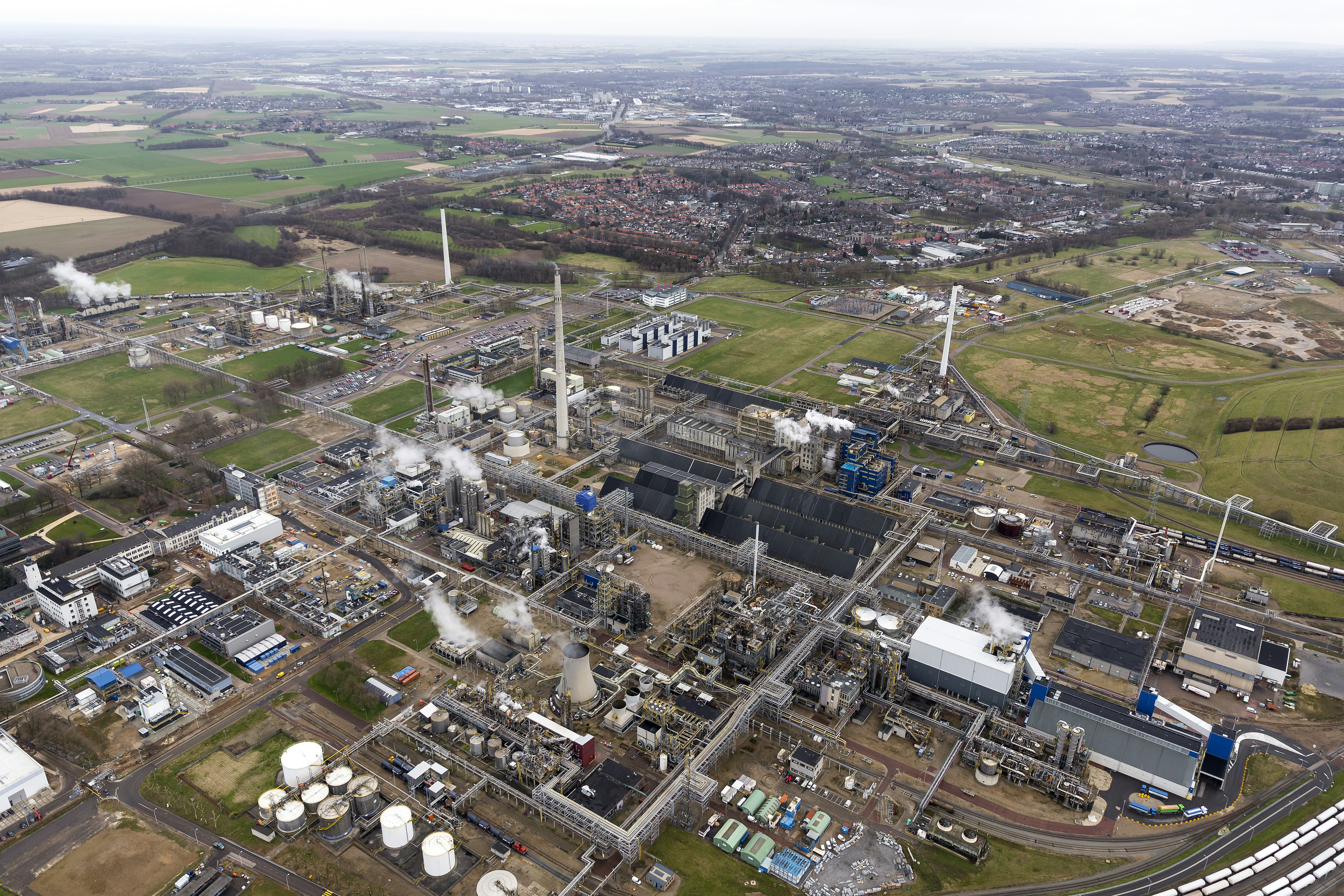 Industrieterrein Chemelot huisvest een keur aan chemische bedrijven en heeft nauwe banden met de naastgelegen innovatieve Brightlands Chemelot Campus. Foto: Aerovista Luchtfotografie/Shutterstock