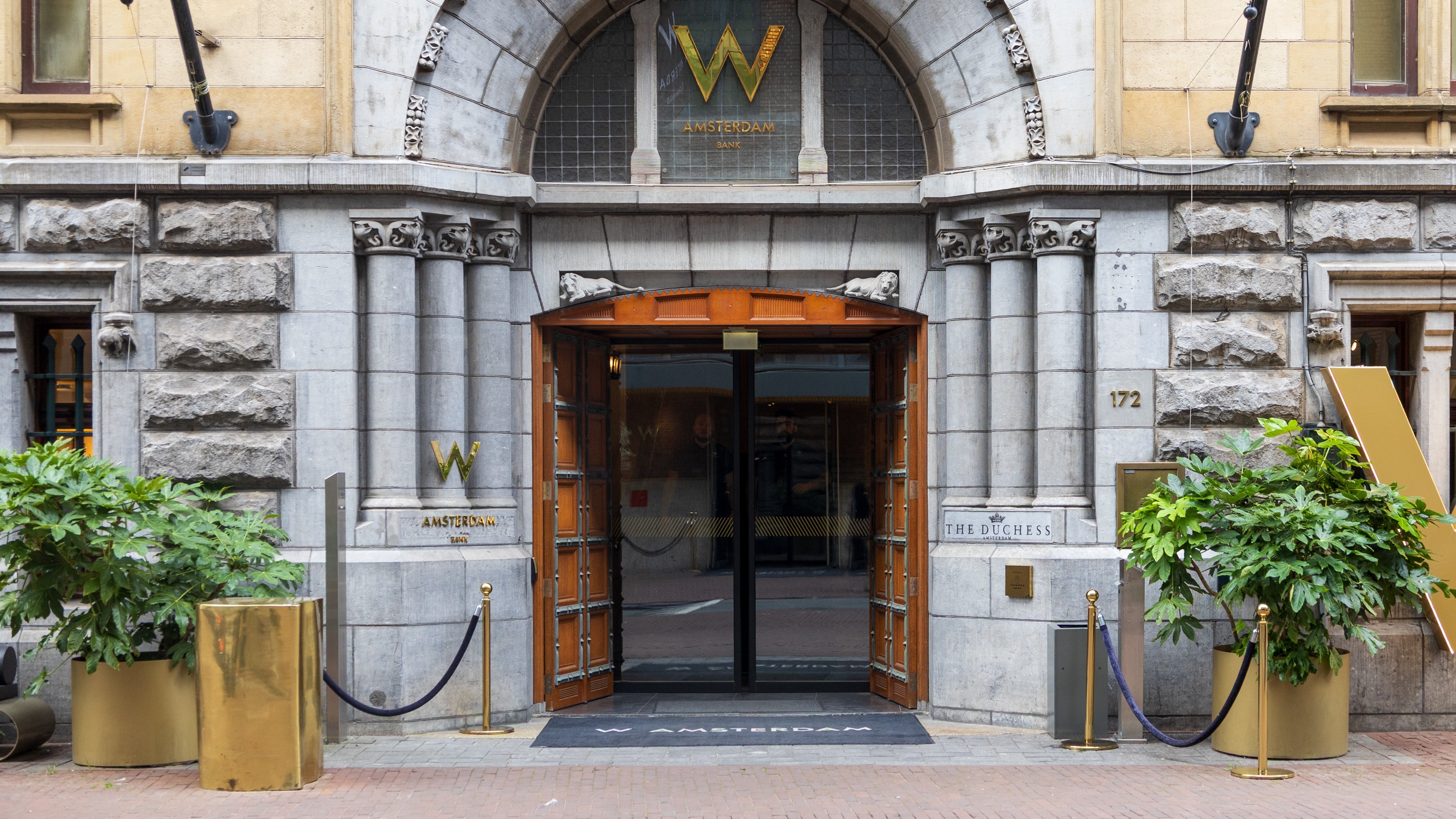 Deka is overgegaan tot een kort geding met als doel het ontruimen van het W Hotel. Foto: Anne Richard / Shutterstock.com