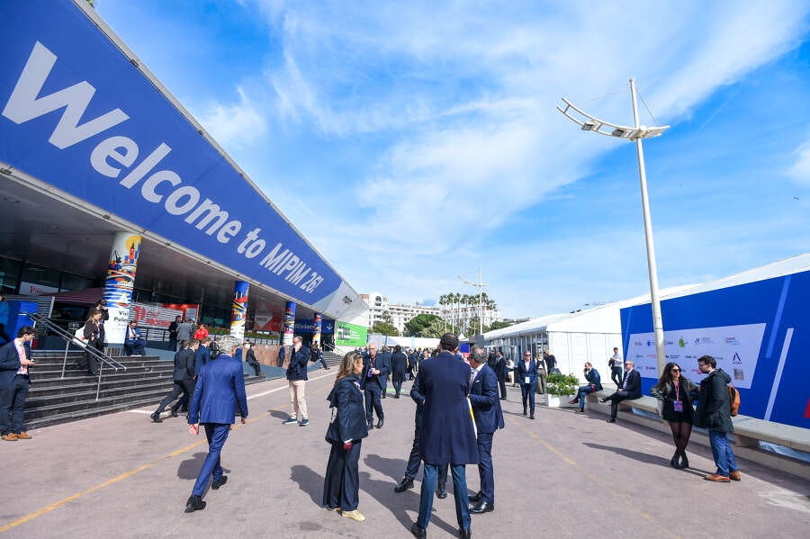 Een zonovergoten Mipim 2026 in Cannes. Foto: © S. CHAMPEAUX / IMAGE&CO