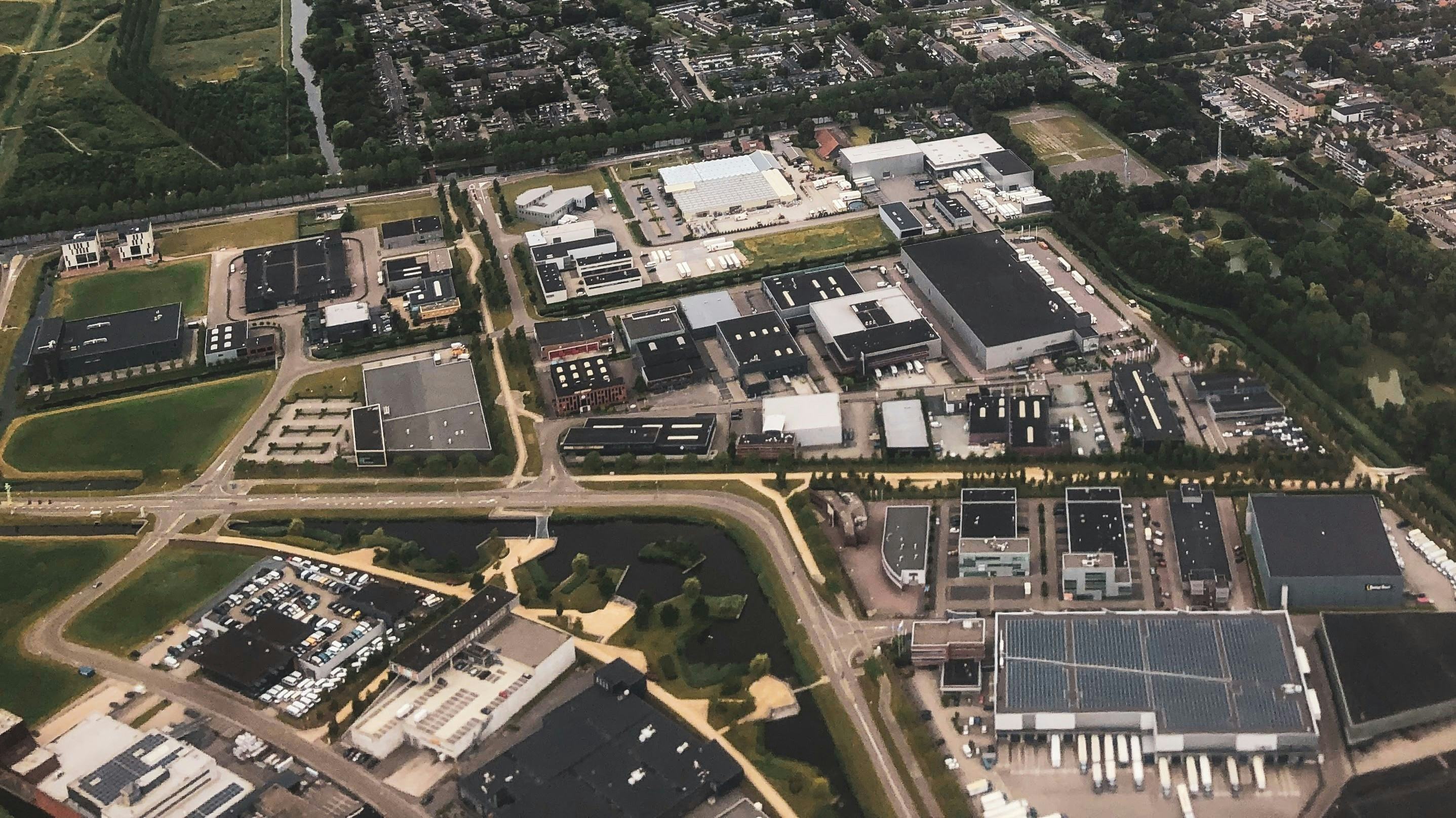 Schiphol Trade Park in Haarlemmermeer werd uitgeroepen tot het duurzaamste logistieke bedrijventerrein ter wereld. Foto: calliephotography / Shutterstock.com