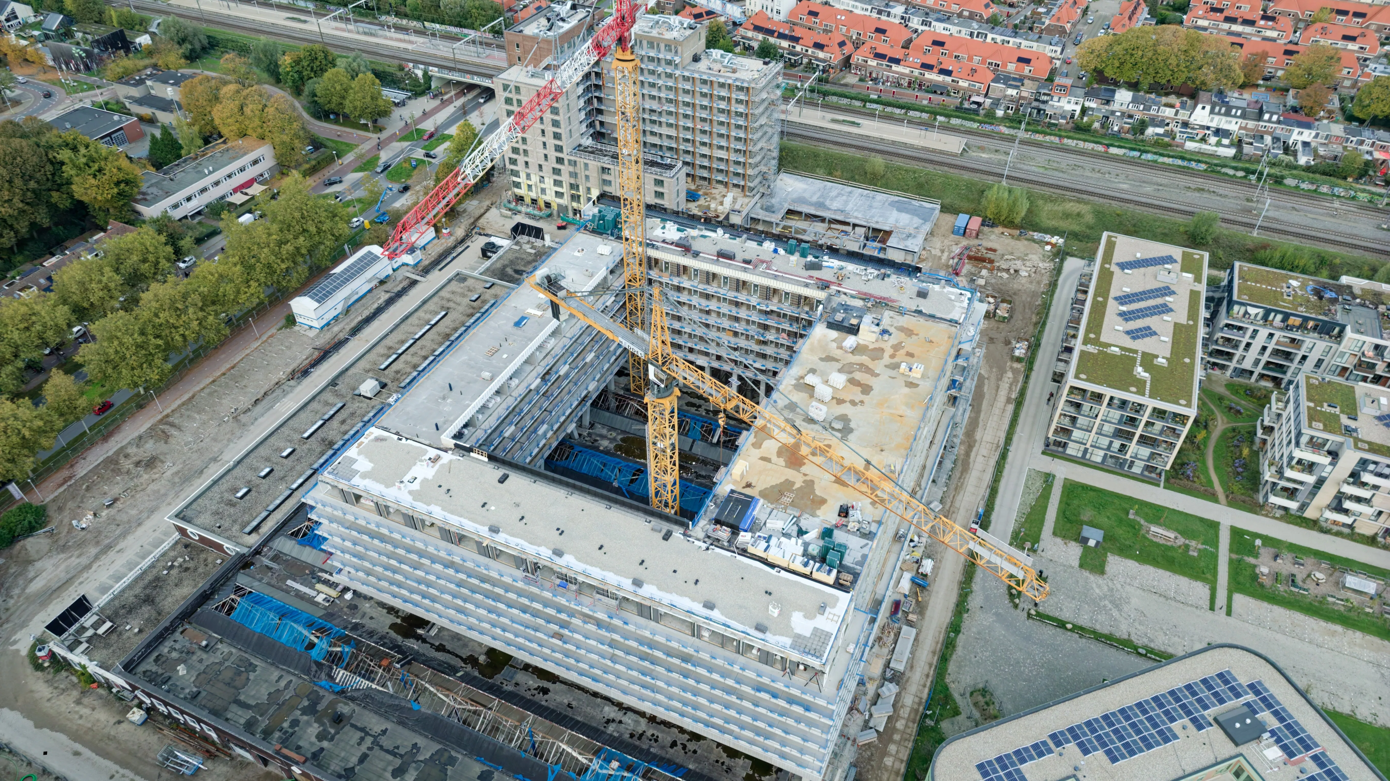 Van het vergroten van het aanbod met 80.000 woningen bovenop de groei van het aantal huishoudens mag een 1 tot 2 procent lagere woningprijs worden verwacht, zegt DNB. Foto: Martijn Klungel / Shutterstock