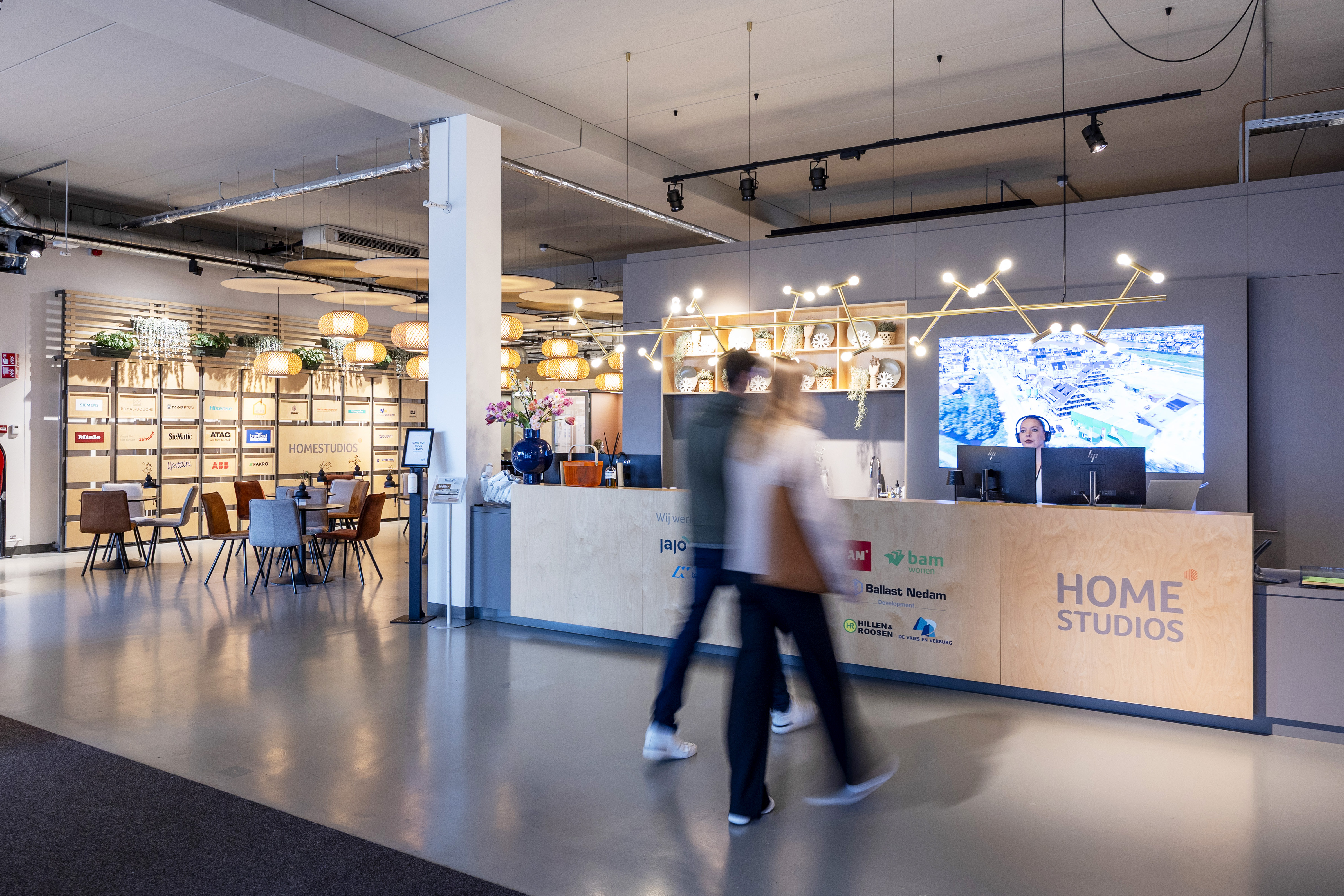In Utrecht, langs de A2, bevindt zich het innovatieve experience center van Homestudios. Kopers worden er aan de hand meegenomen om hun droomwoning te creëren.