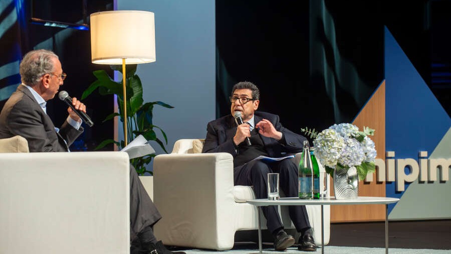 Philippe Aghion tijdens keynote Mipim 2026. Foto: © S. CHAMPEAUX / IMAGE&CO