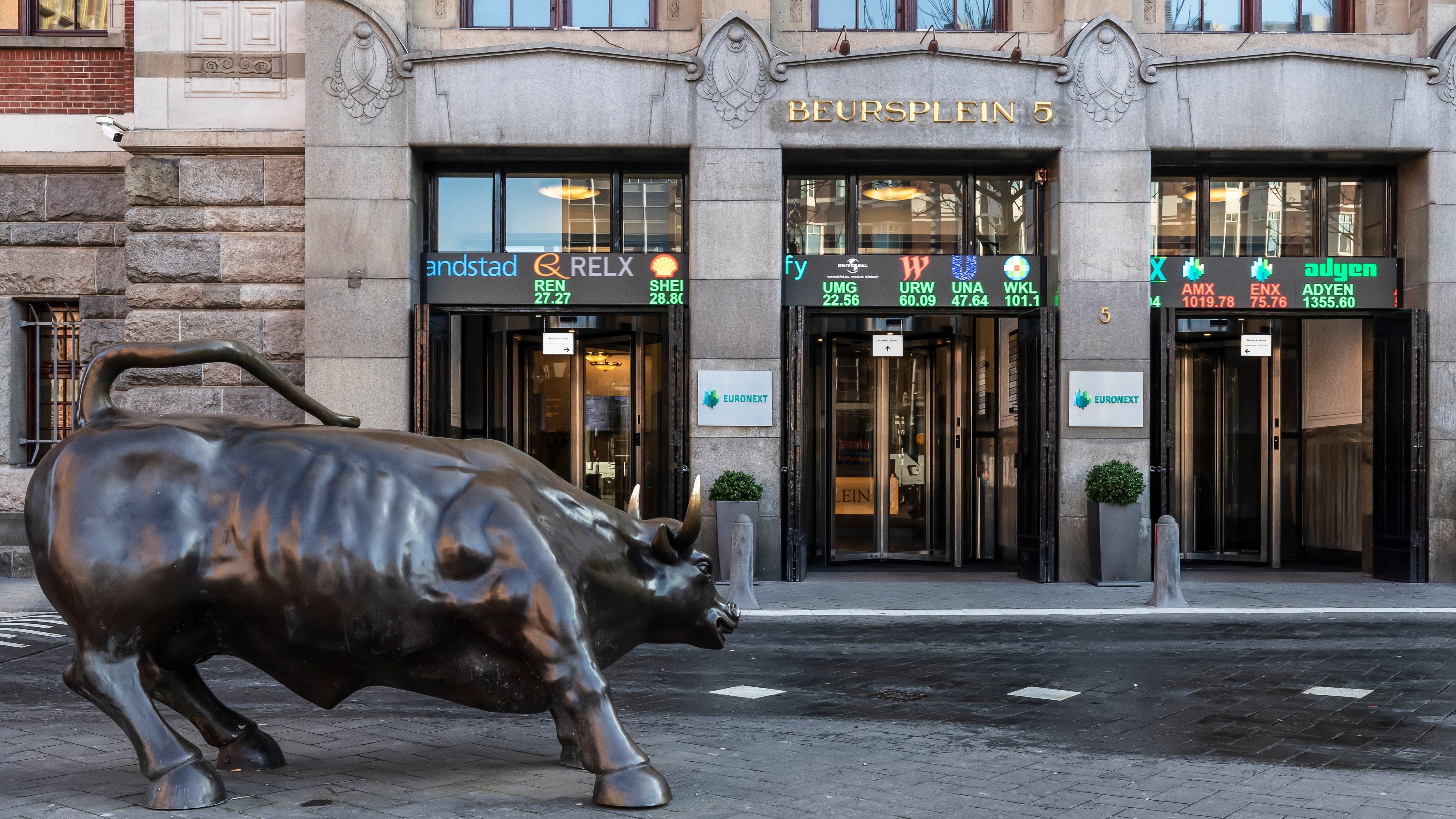 De onzekerheid is zichtbaar in de financiële markten: de Duitse 10-jaarsrente steeg van 2,7 naar 3 procent en de AEX-index zakte van 1027 naar 974 punten. Foto: Wolf-photography / Shutterstock