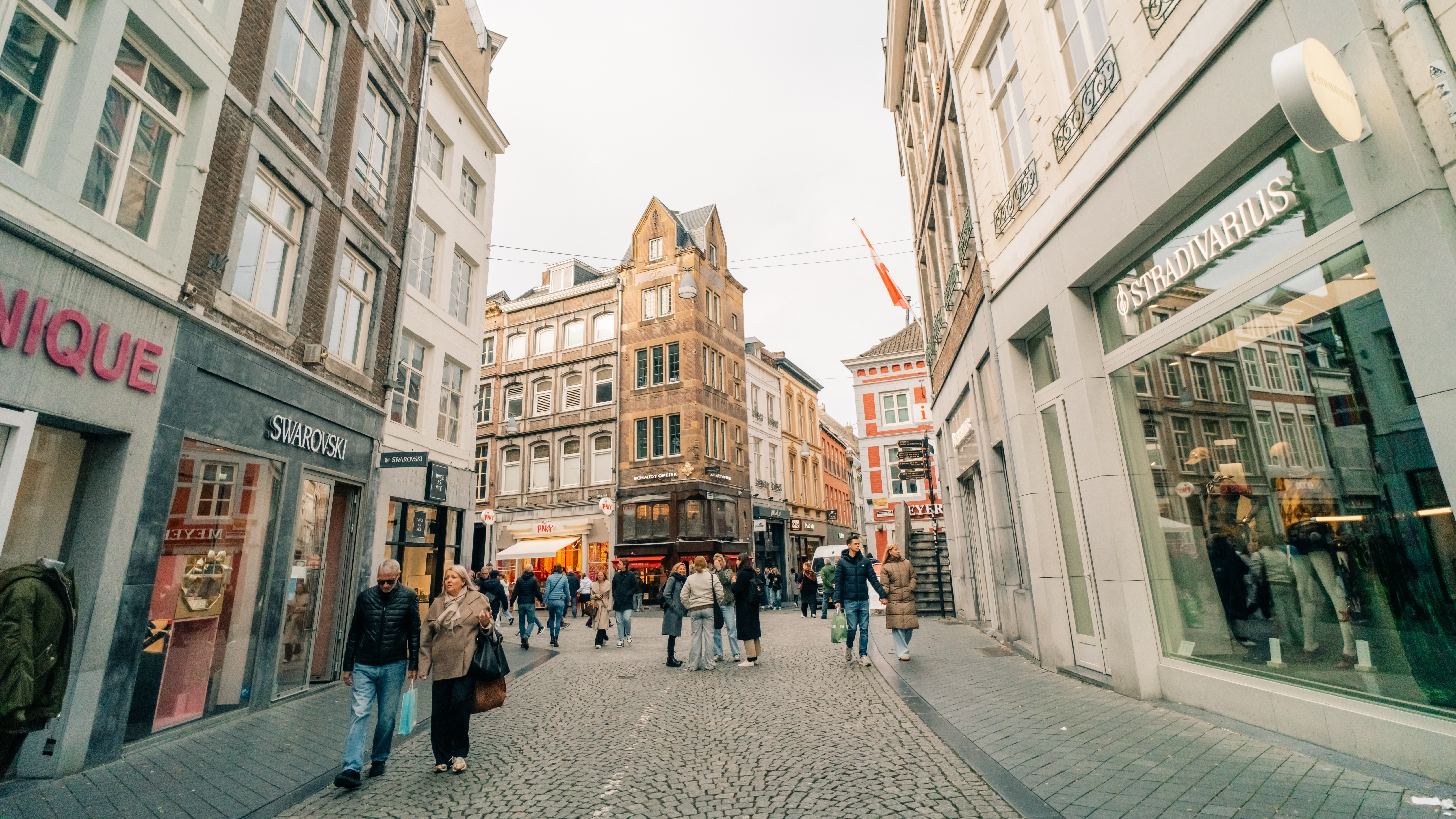Het aantal fysieke winkelpanden daalt voor het tiende jaar op rij, waarbij met name middelgrote steden en meubelboulevards te kampen hebben met leegstand. Foto: Brester Irina / Shutterstock.com