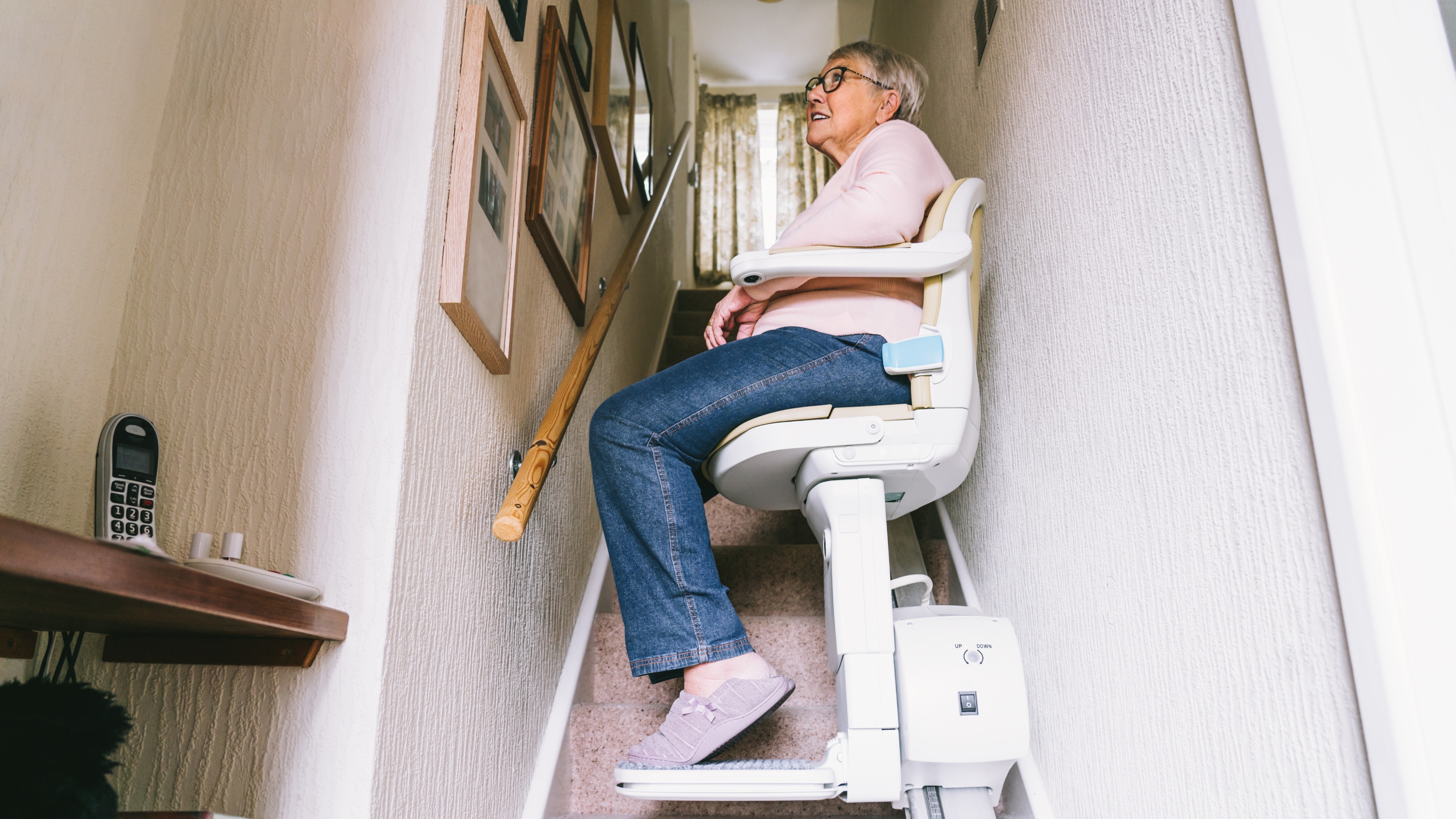 Bijna acht op de tien 55-plussers die in een ongeschikte of niet zo geschikte woning willen blijven, overwegen de aanschaf van een traplift. Foto: Okrasiuk / Shutterstock