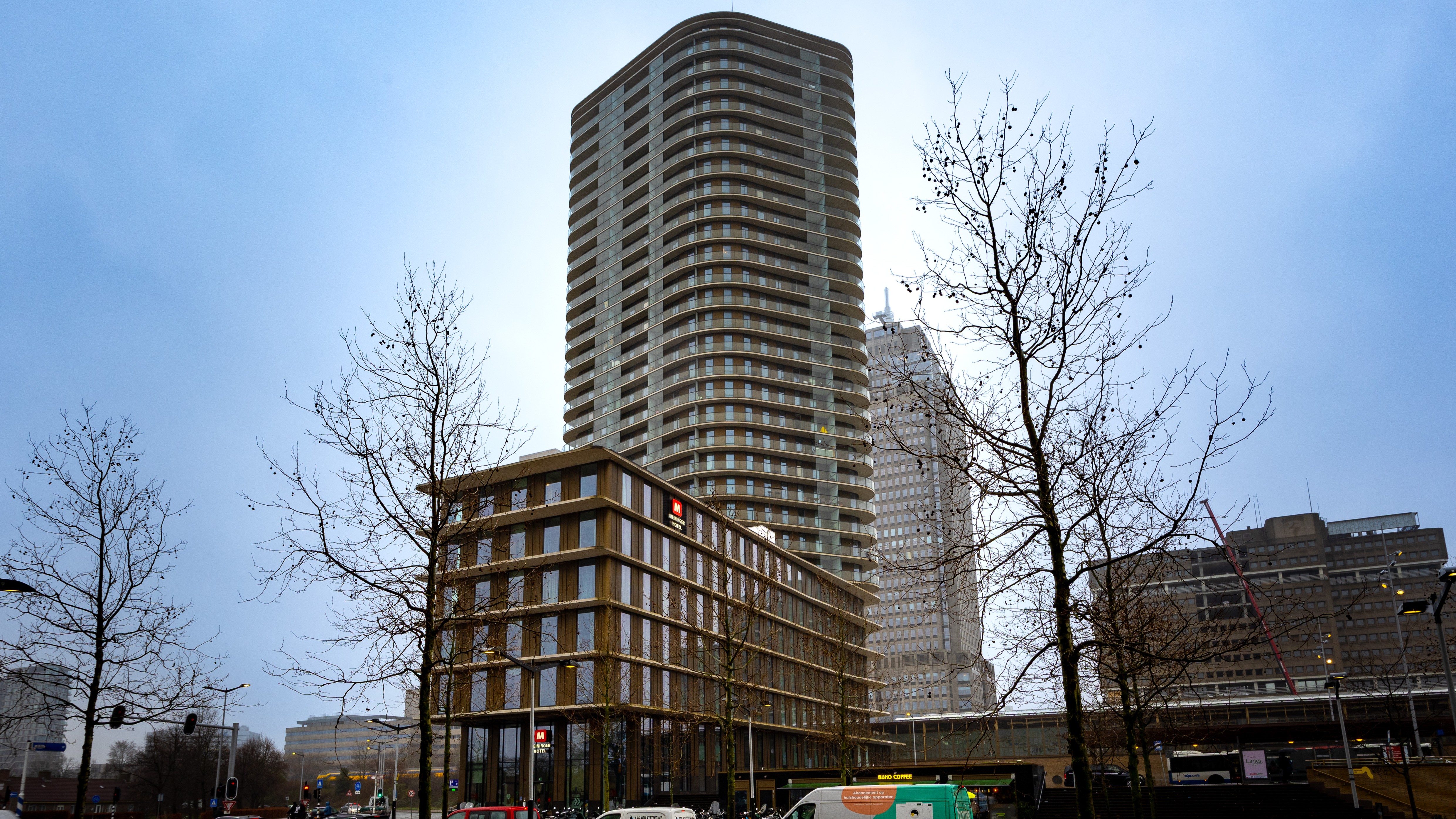 Vesteda bezit onder meer 192 appartementen in de 100 meter hoge Amstel Tower gelegen naast het Amstel Station. Foto: Diederik van der Laan / Dutch Photo Agency
