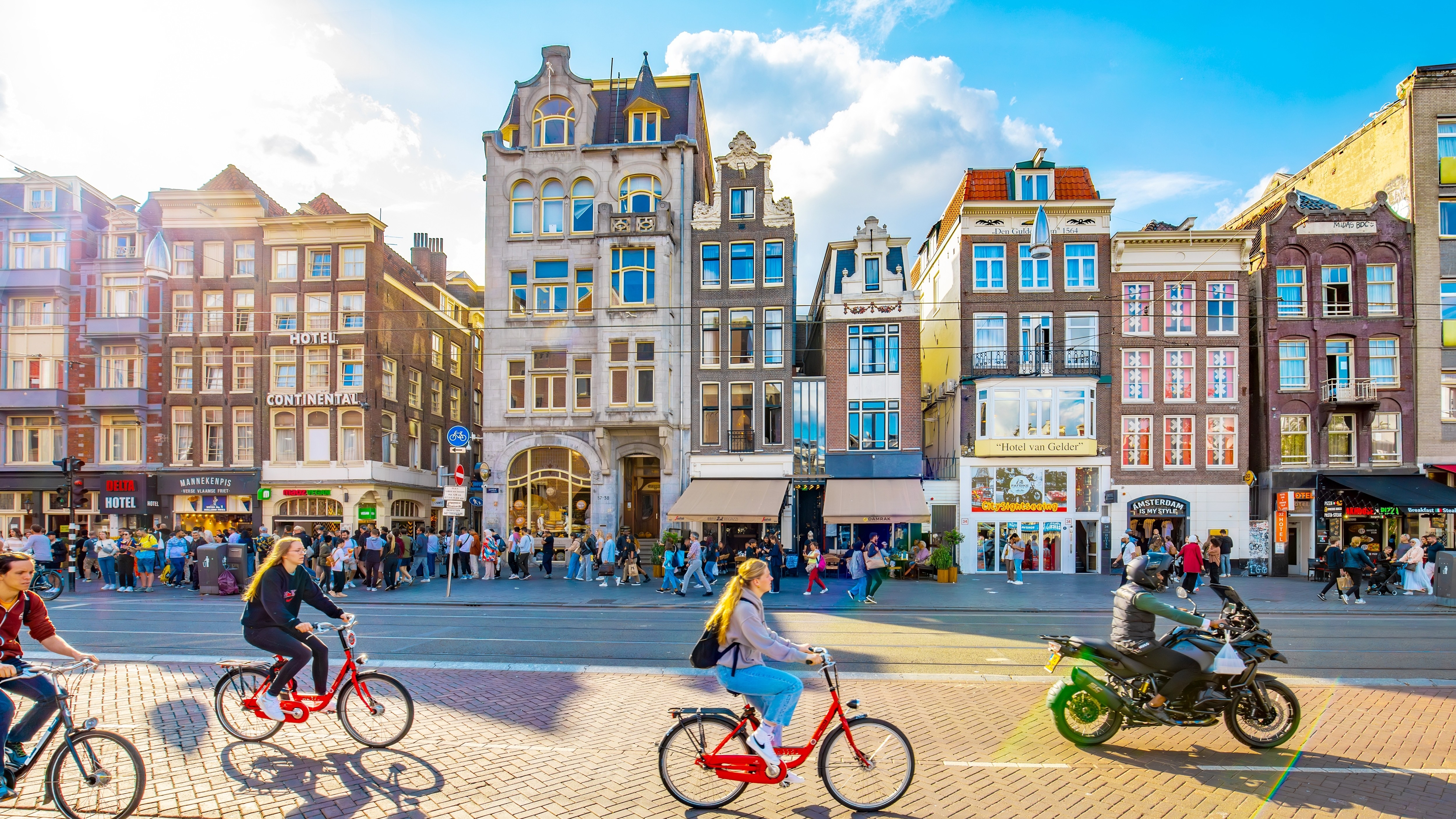 Amsterdam, Damrak 2025. Foto: Arcady / Shutterstock.com