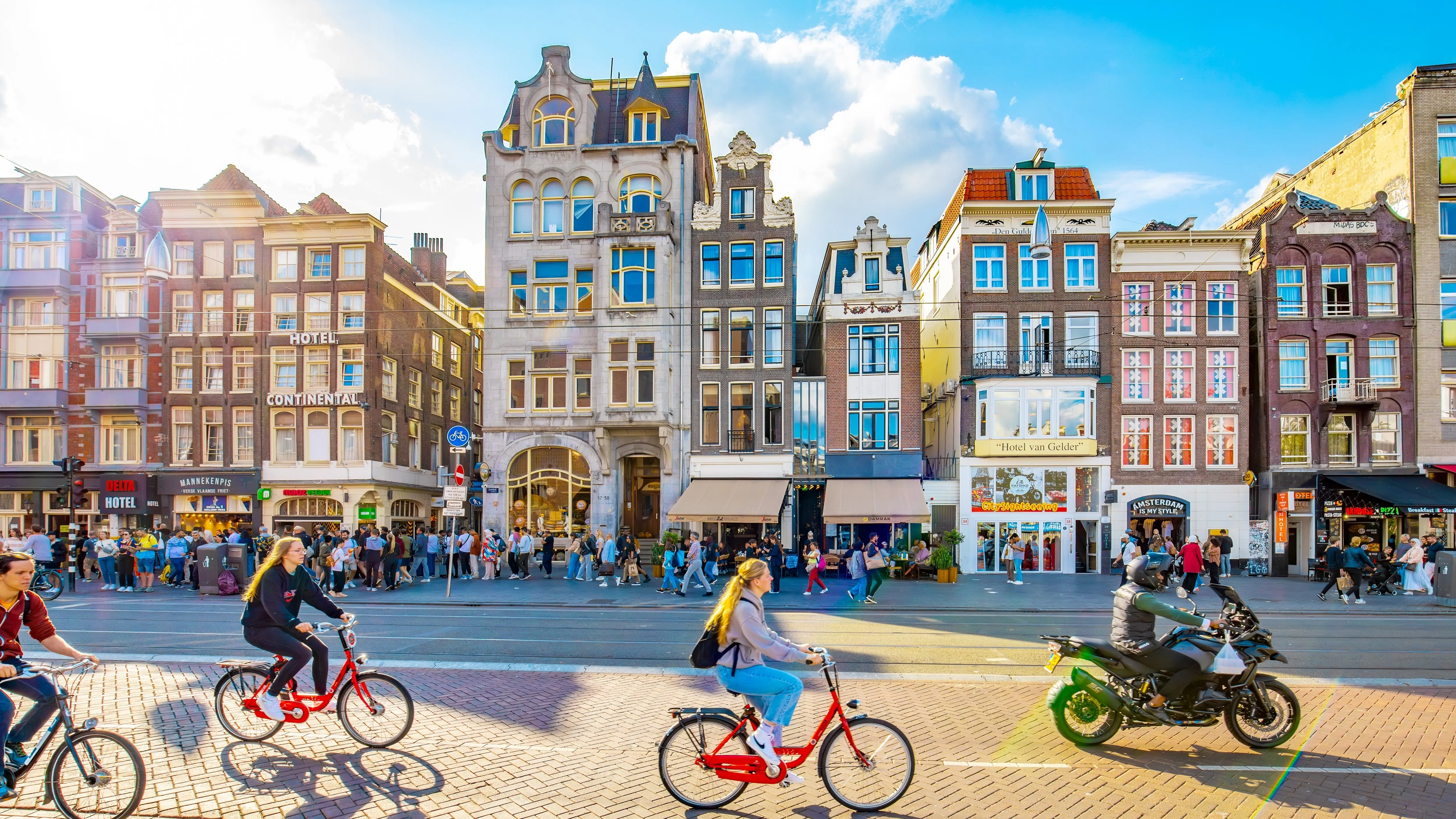 Amsterdam, Damrak 2025. Foto: Arcady / Shutterstock.com