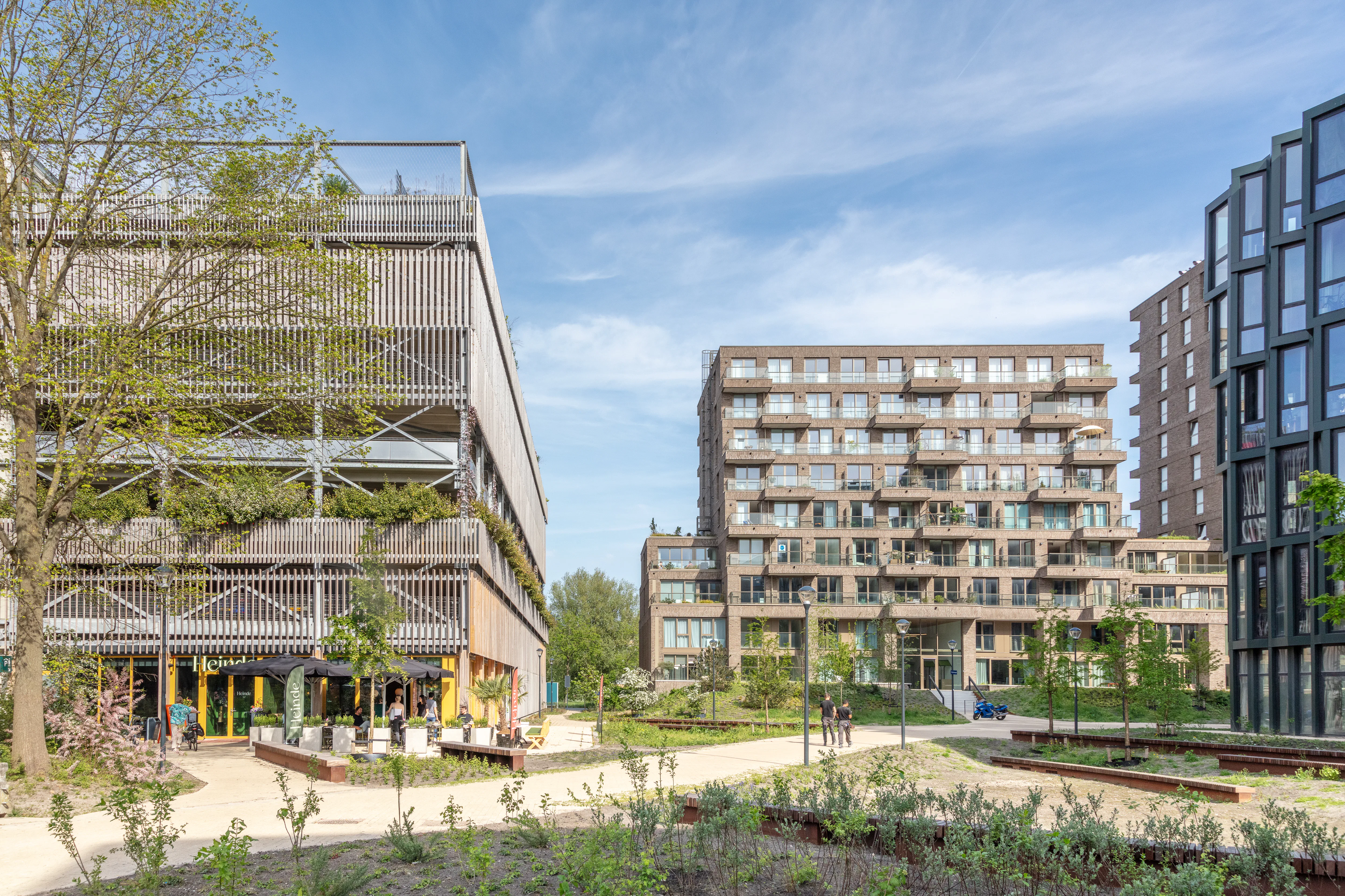Bij Elements (Haarlem) zijn circa 300 woningen gerealiseerd door transformatie en nieuwbouw te combineren en tegelijkertijd de openbare ruimte opnieuw in te richten.