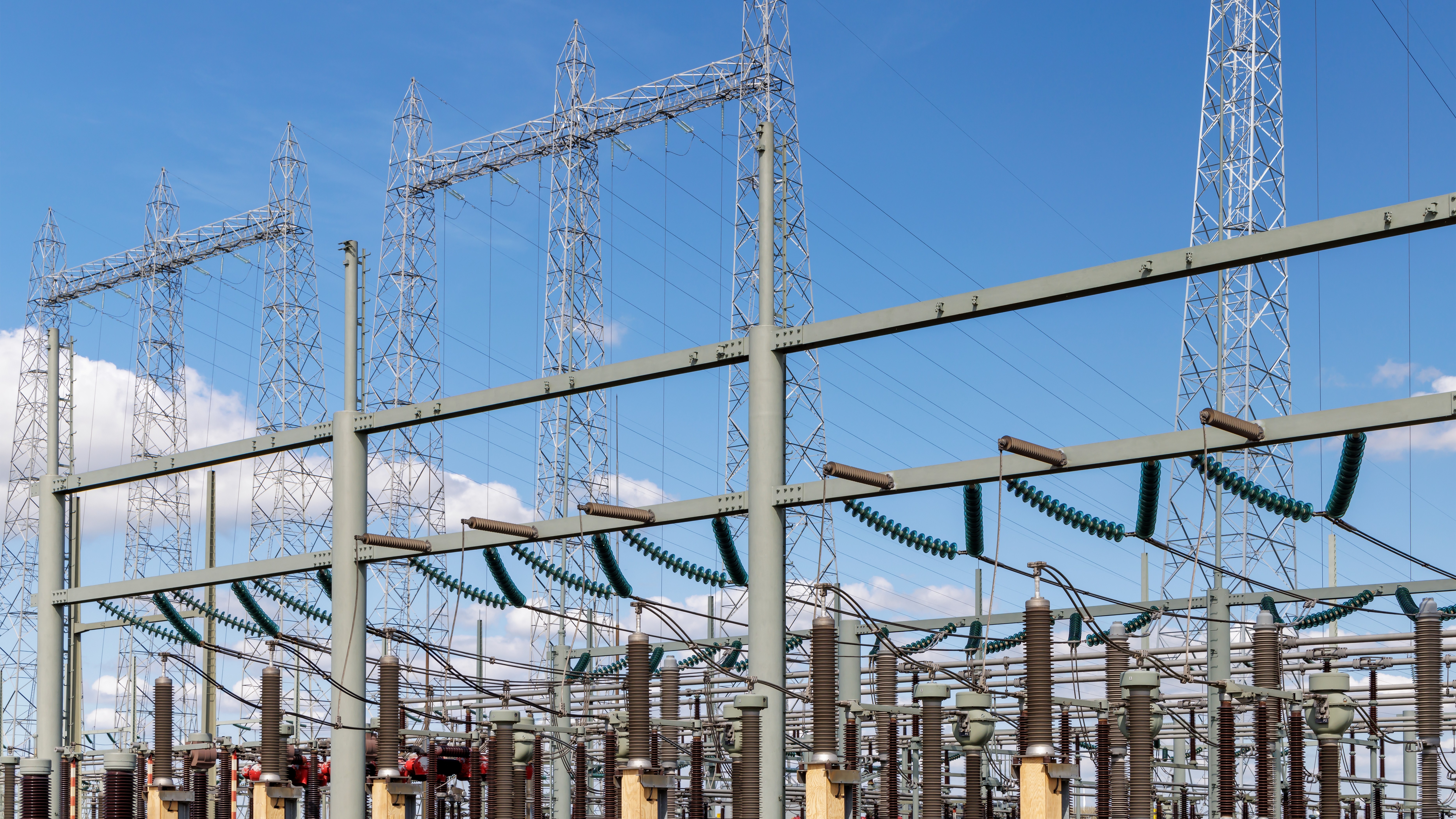 Doordat het hoogspanningsnet in Gelderland, Utrecht en Flevoland voller is dan gedacht dreigt zonder snelle, ingrijpende maatregelen deze zomer een aansluitstop voor kleinverbruikers. Foto: Martin Bergsma / Shutterstock.com