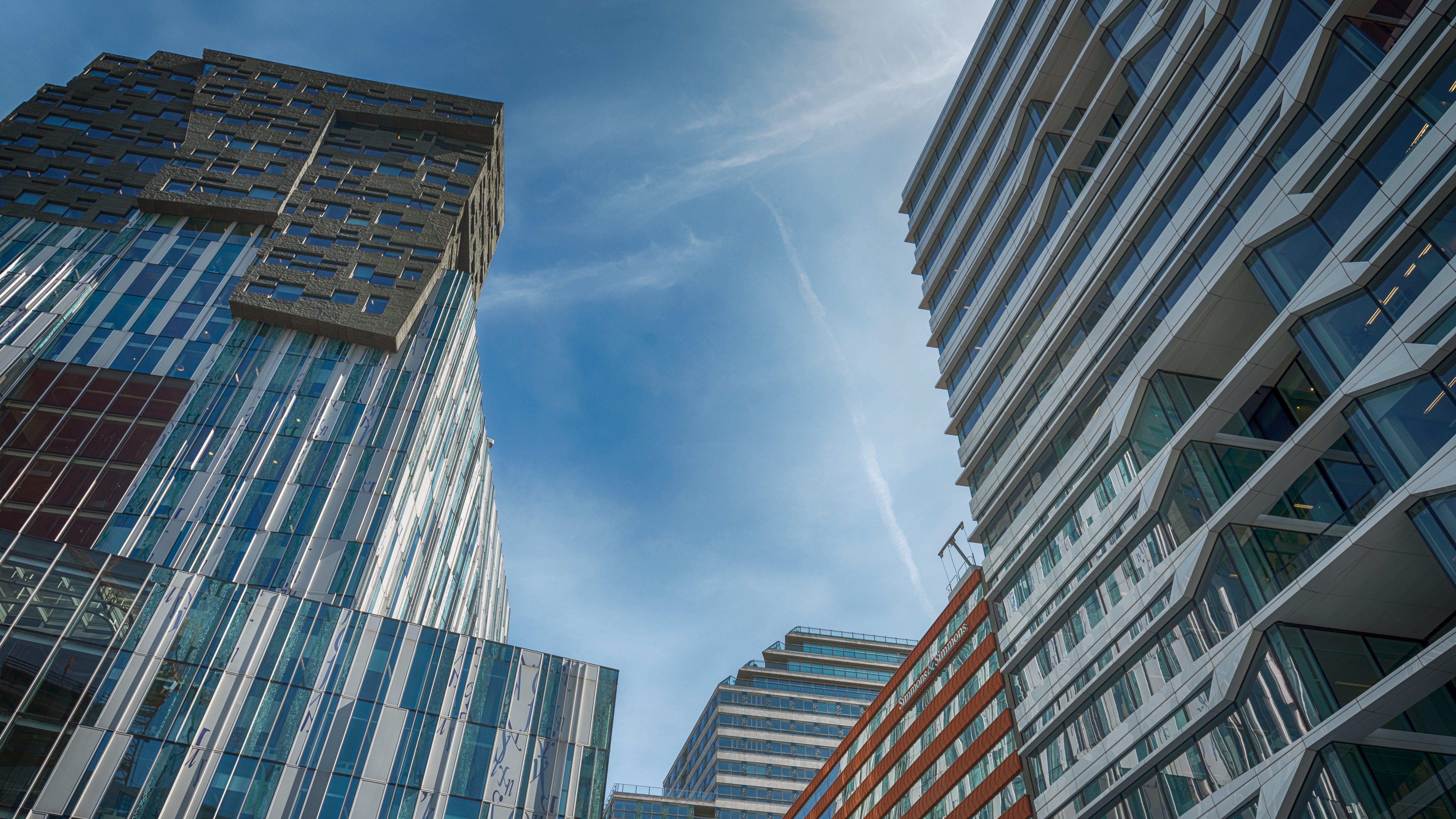 De UNStudio-toren aan de Gustav Mahlerlaan is een relatief jong gebouw op een toplocatie, dat toch opnieuw moet worden doorgerekend. Foto: David Peperkamp / Shutterstock.com
