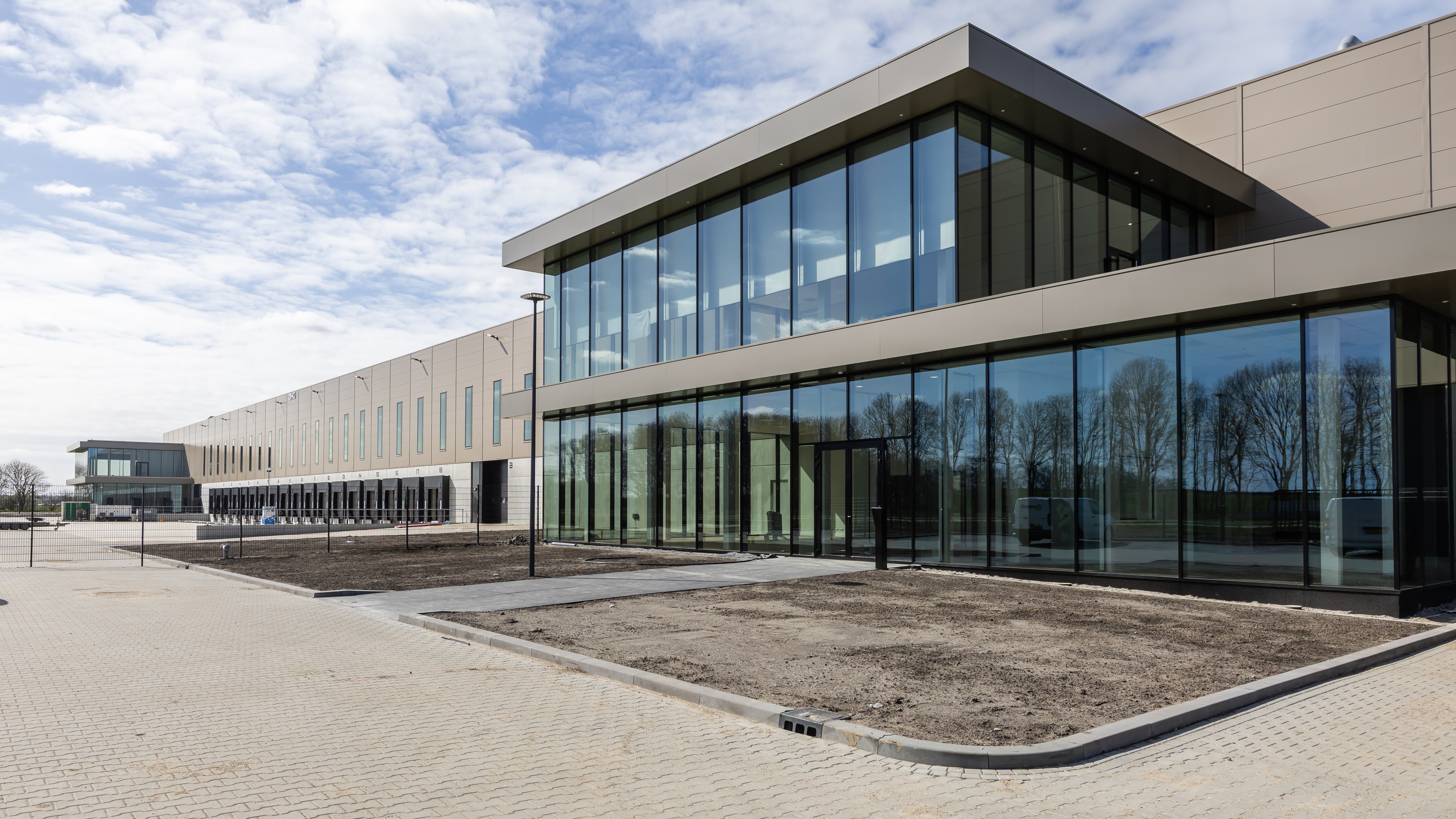 Bij Lelystad Airport ontwikkelt DHG een distributiecentrum van 80.000 m2 dat noodgedwongen volledig zelfvoorzienend is. Foto: Patricia Pietersen Photography