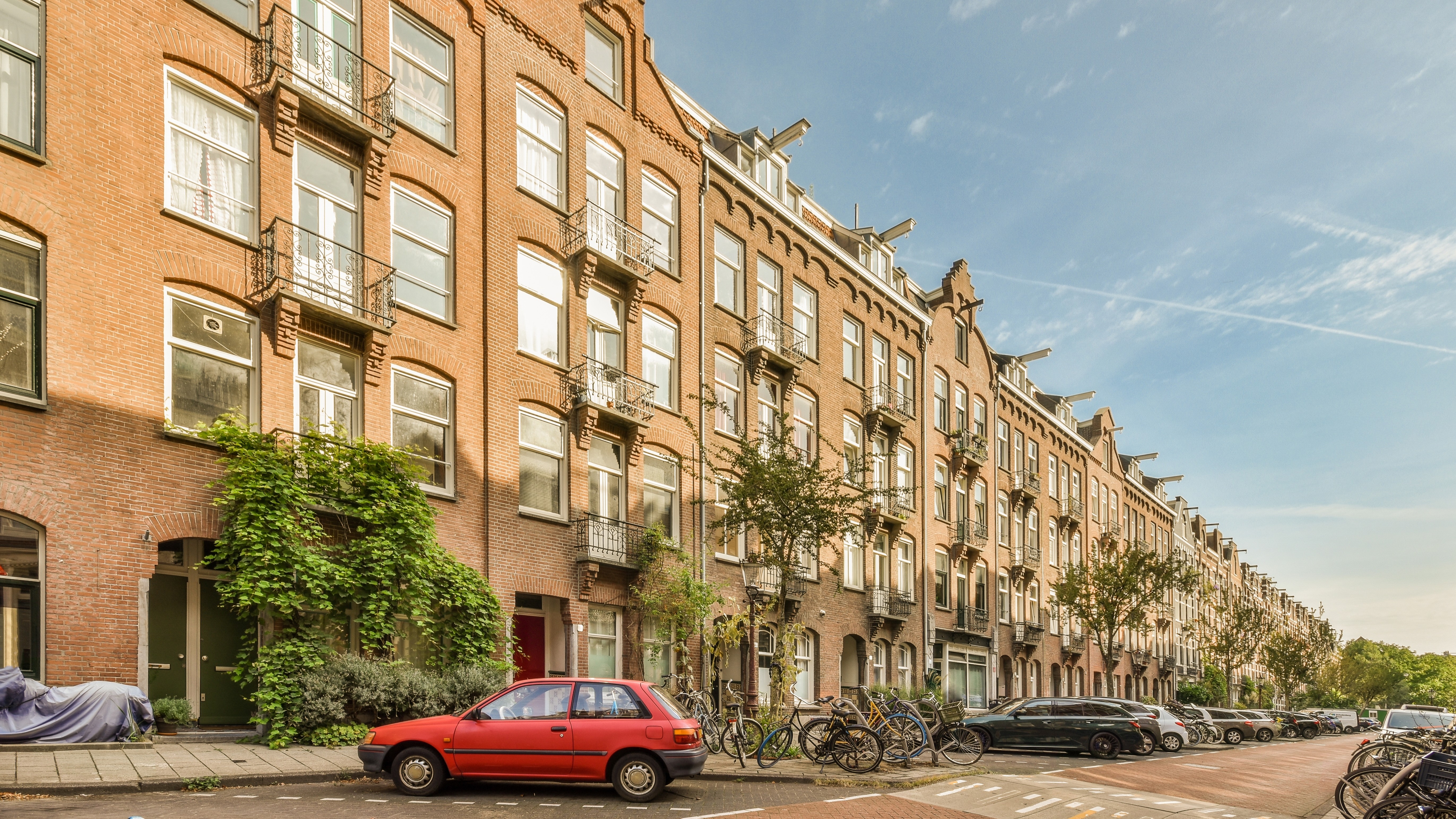 Via optoppen, renoveren en verduurzamen van woningen krikken de meer professionele particuliere beleggers hun huurinkomsten op.  Foto: Procreators / Shutterstock.com