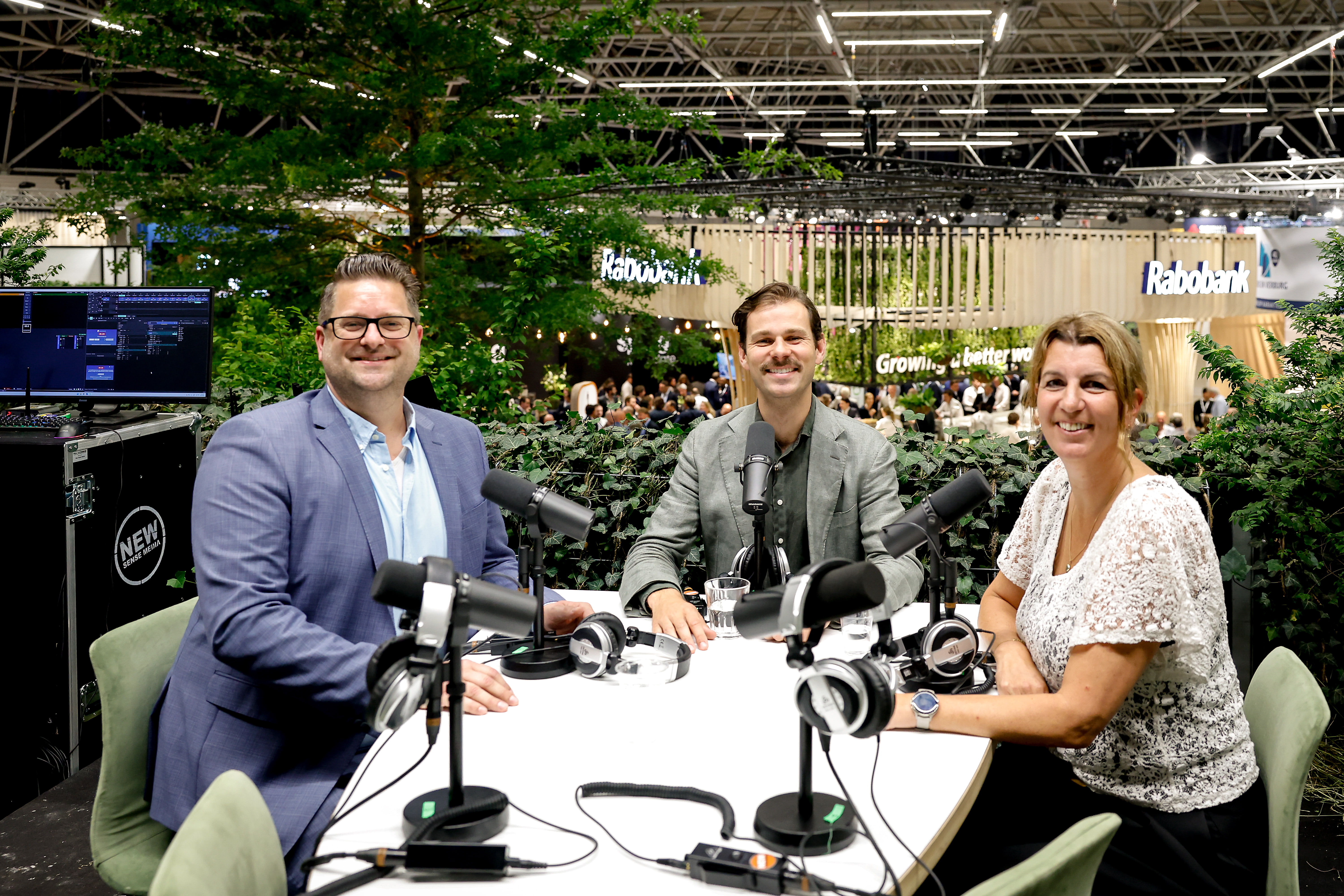 Mark van de Haterd (links), commercieel directeur Site Security Vastgoed en Karen Hulshof (rechts), managing director Leegstandbeheer van VPS. Foto: Eyesmile Photography