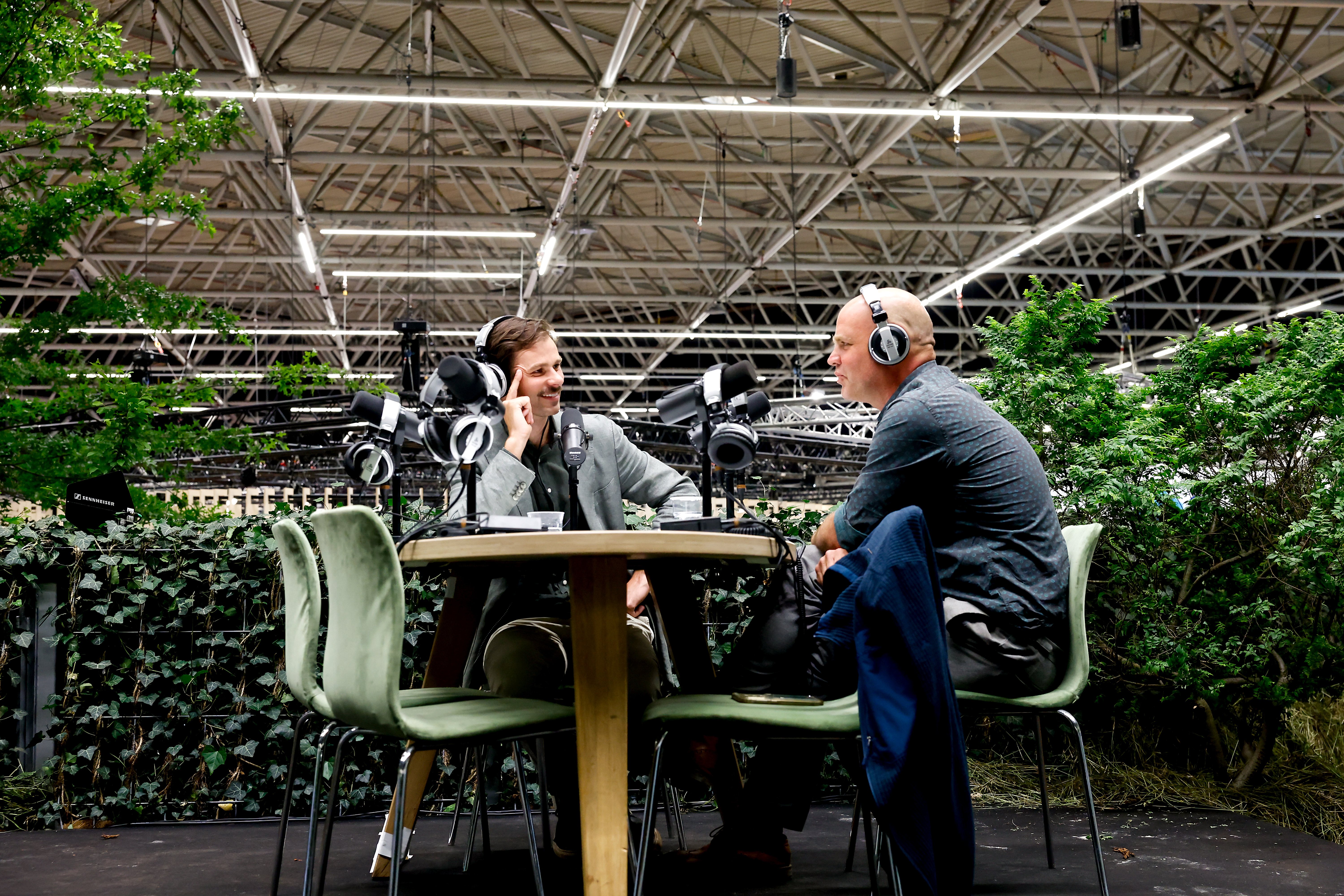 Tijdens Vastgoedmarkt On Air vertelt Stef Röell (rechts) over het vergroenen van bedrijventerreinen of de bebouwde omgeving in de stad. Foto: Eyesmile Photography