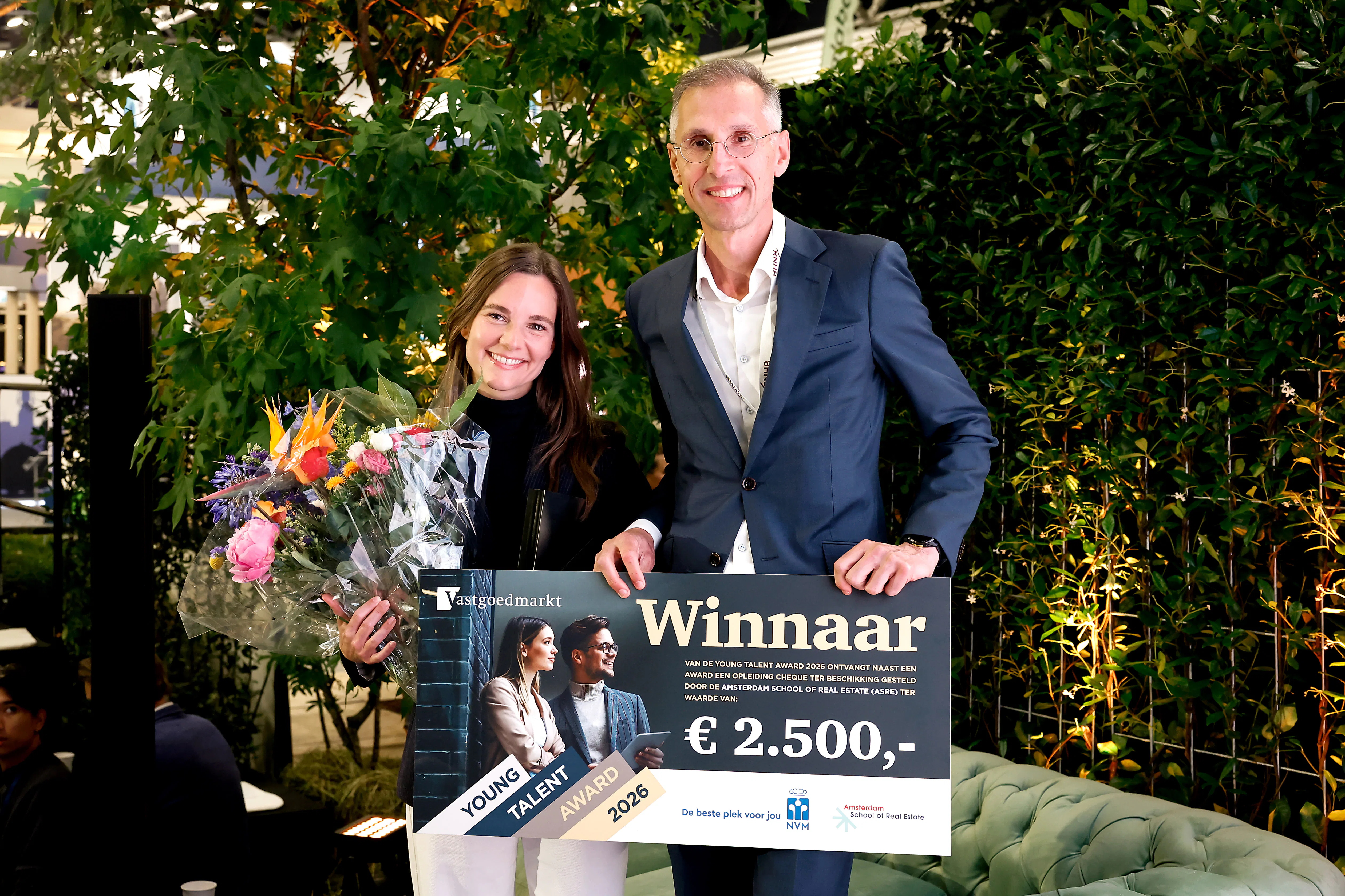 Fleur Klanderman (links), winnares van de Vastgoedmarkt Young Talent Award 2026. Foto: Eyesmile Photography