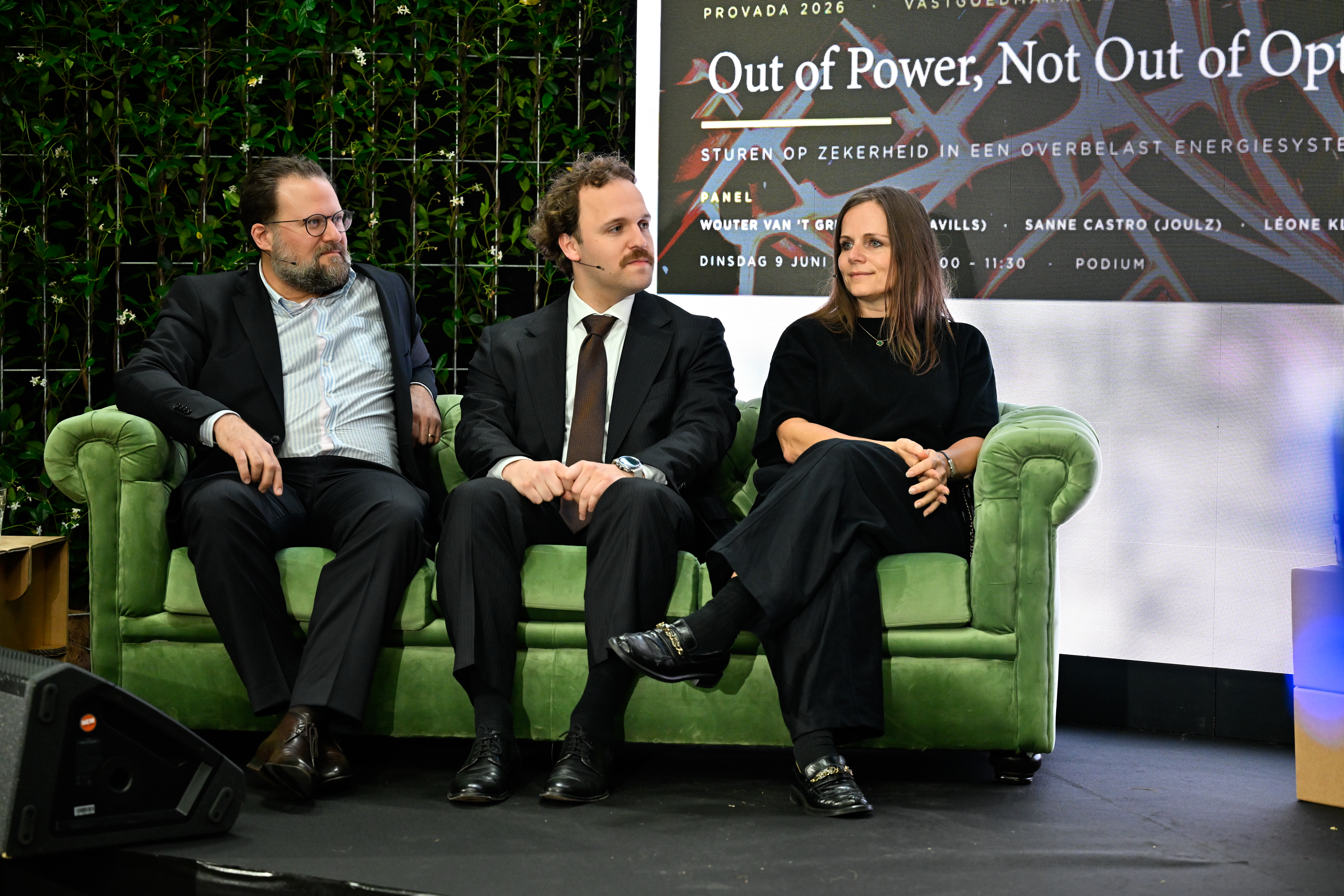 Tijdens een kennissessie op de Provada spraken drie panelleden – advocaat Léone Klapwijk van Van Doorne, market intelligence analist Wouter van ’t Grunewold van Savills en manager Advies Sanne Castro van Joulz – over sturen op zekerheid in een overbelast energiesysteem. Foto: Kerry-Lynn Prince
