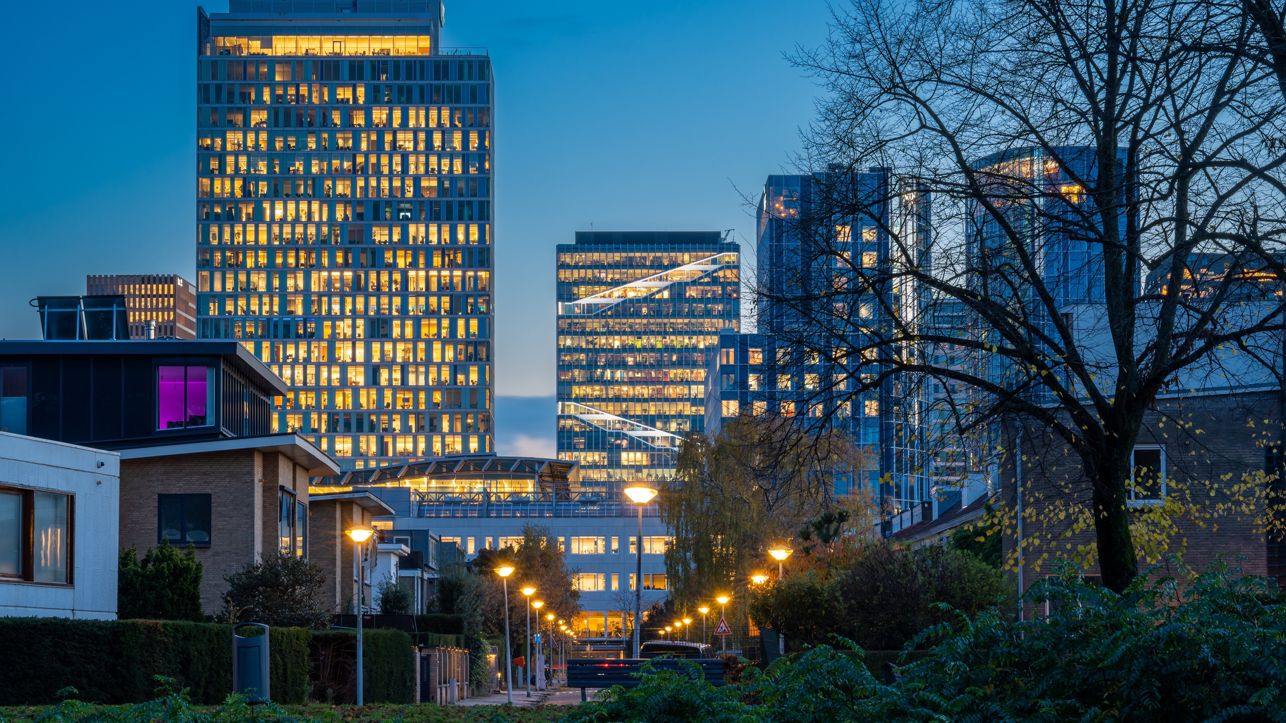 Tijdens interviews op de Zuidas gaven veel vrouwen aan dat transparante gevels en glazen wanden bijdragen aan hun veiligheidsgevoel. Foto: Milos Ruzicka / Shutterstock.com