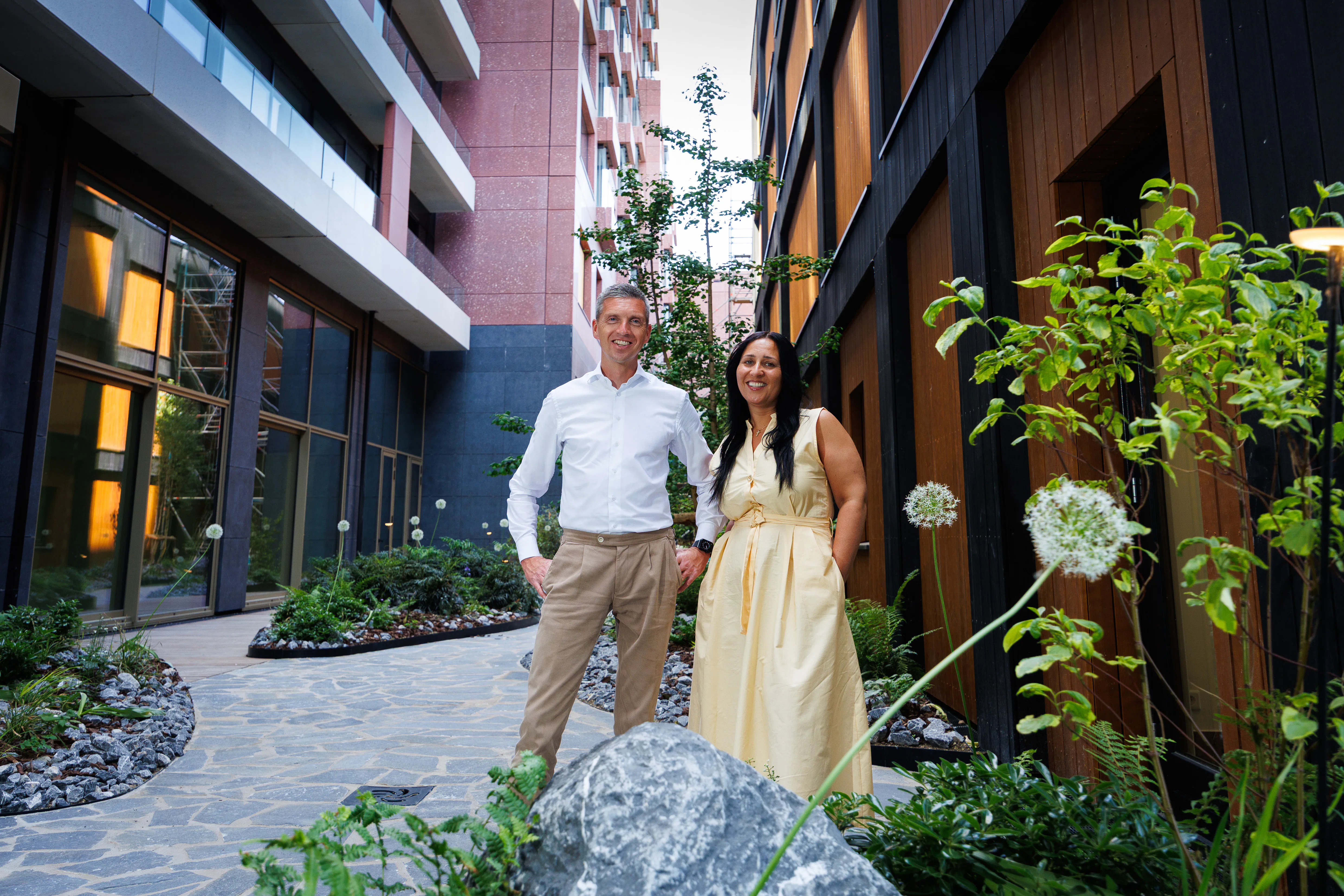 Wesley Schoeree en Priscilla Menckeberg bij The Bridge in Amsterdam. Foto: Diederik van der Laan / Dutch Photo Agency.