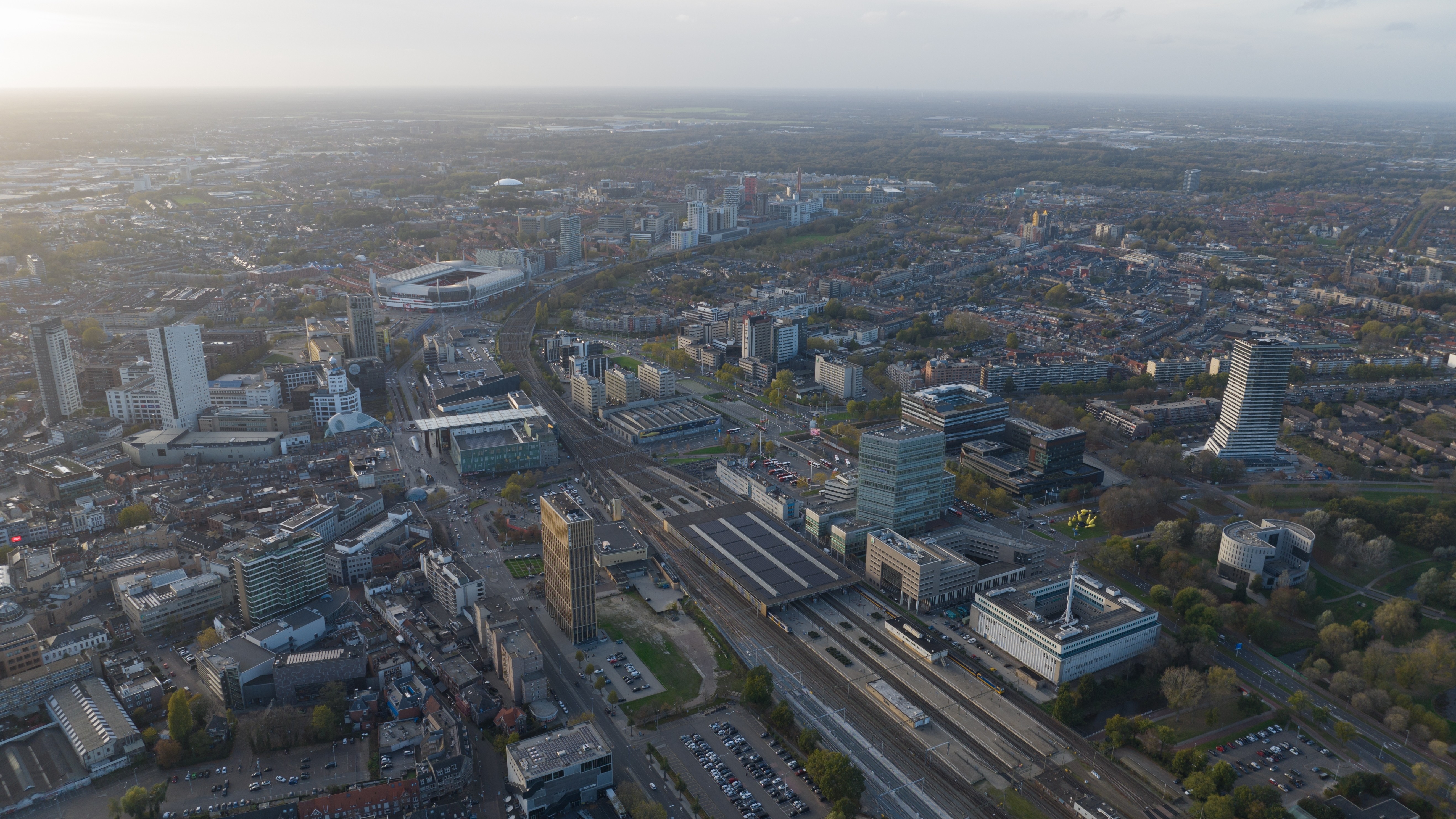 Het Centraal Station van Eindhoven met rechtsboven het Holiday Inn-hotel en directe omgeving. Foto: Make more Aerials / Shutterstock.com