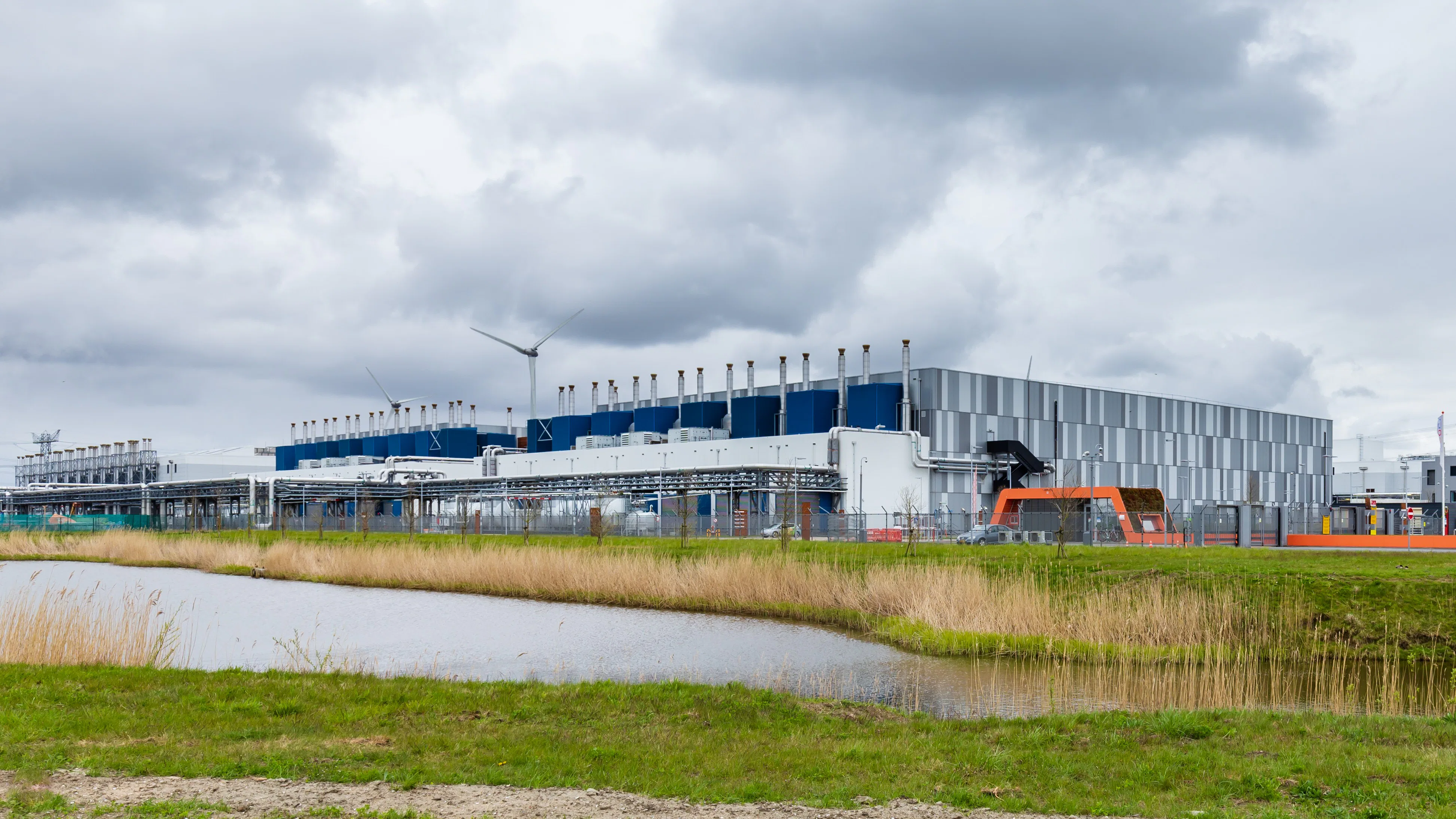 Een megadatacenter van Google in de Eemshaven in Groningen. Foto: INTREEGUE Photography / Shutterstock