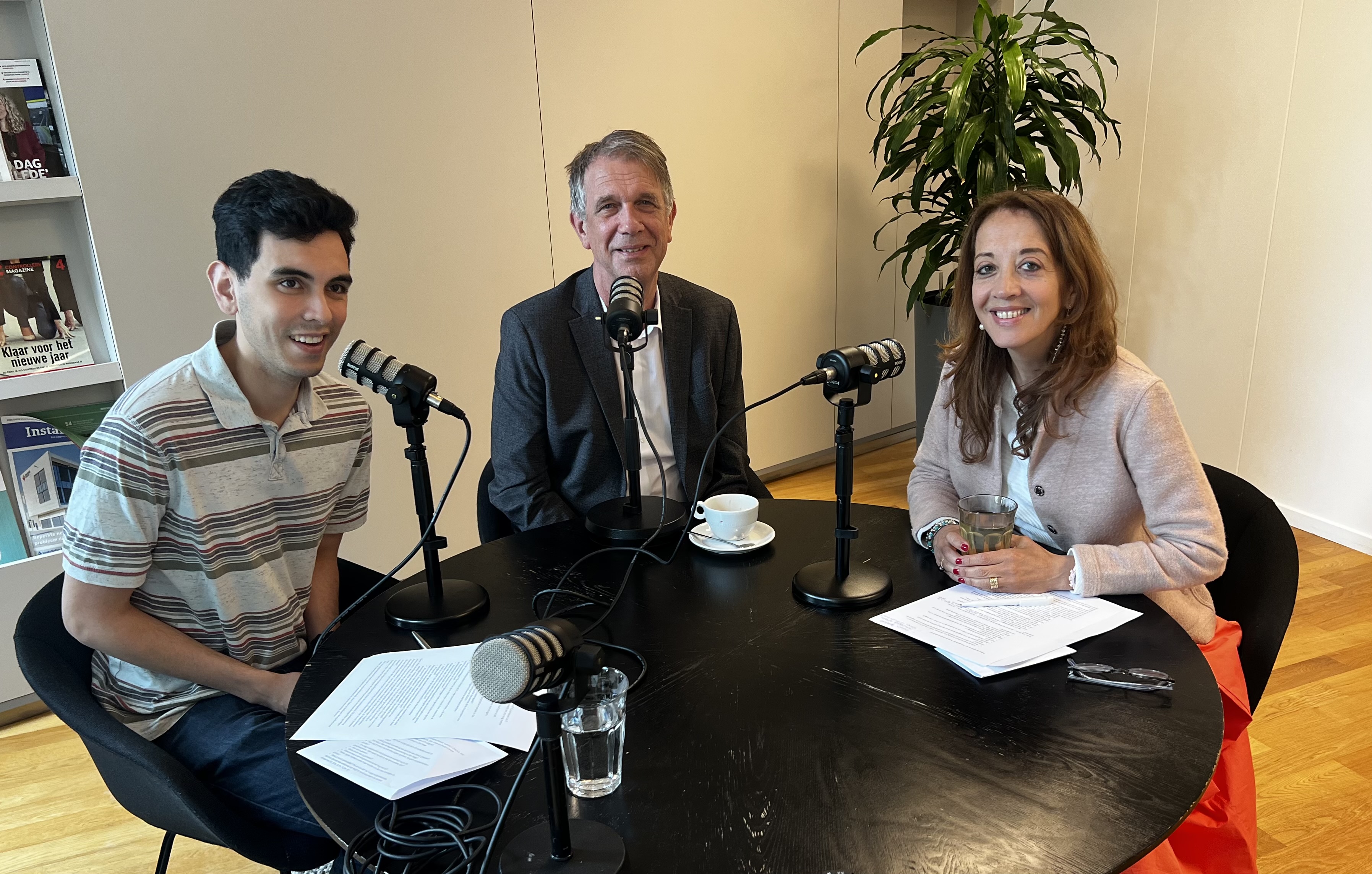 Van links naar rechts: Davy Lo (redacteur Vastgoedmarkt), Peter Boelhouwer (hoogleraar huisvestingssystemen TU Delft) en Ebru Umar (hoofdredacteur Overwaarde).