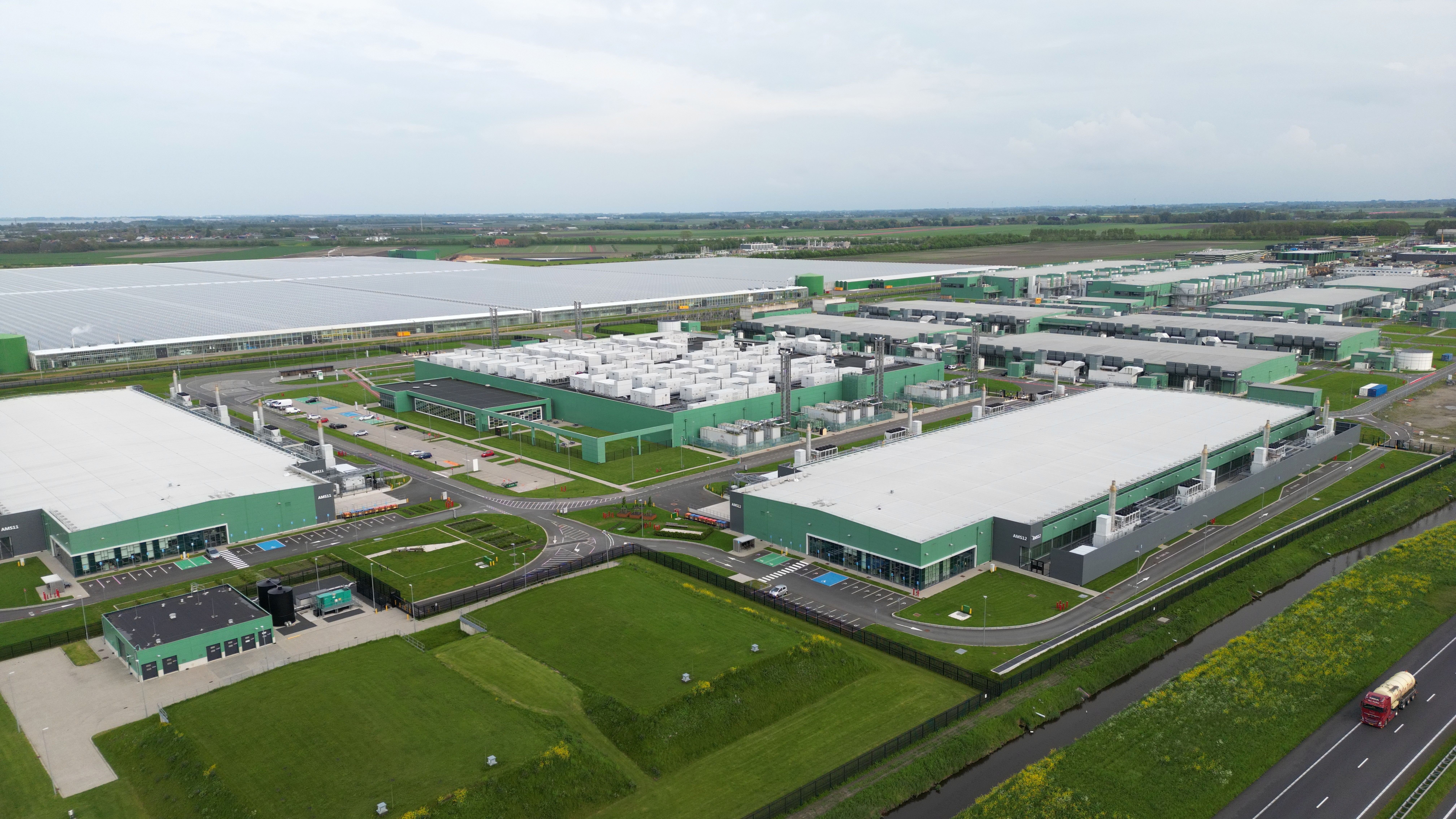 Het datacenter van Microsoft in Middenmeer. Foto: corlaffra / Shutterstock.com