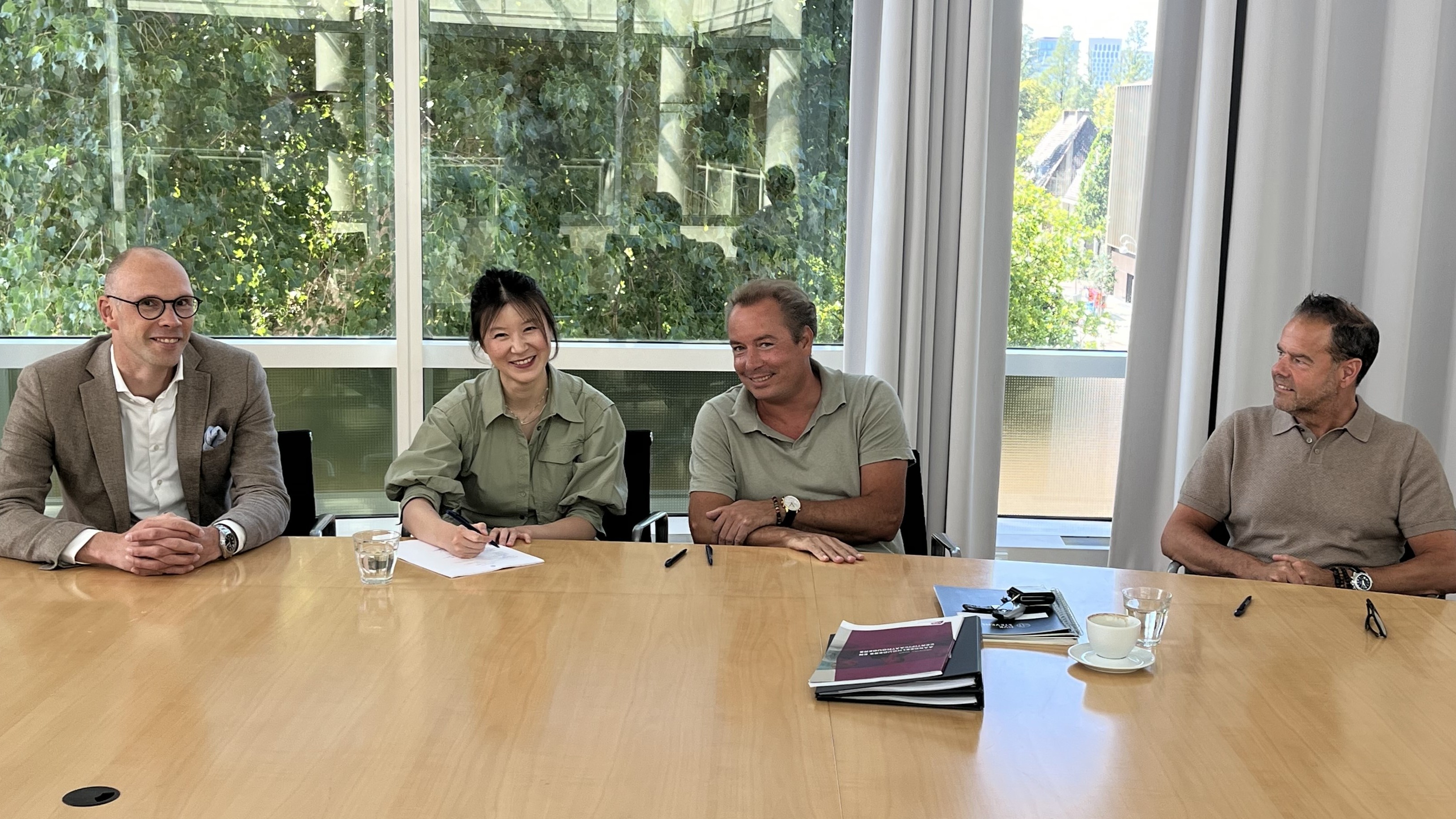 Van links naar rechts: Johann Schouten (cfo VMN Media) , Li’ao Wang (ceo VMN Media), John Kerkhoven (eigenaar Vastgoedjournaal) en Roland Lund (commercieel directeur Vastgoedjournaal).