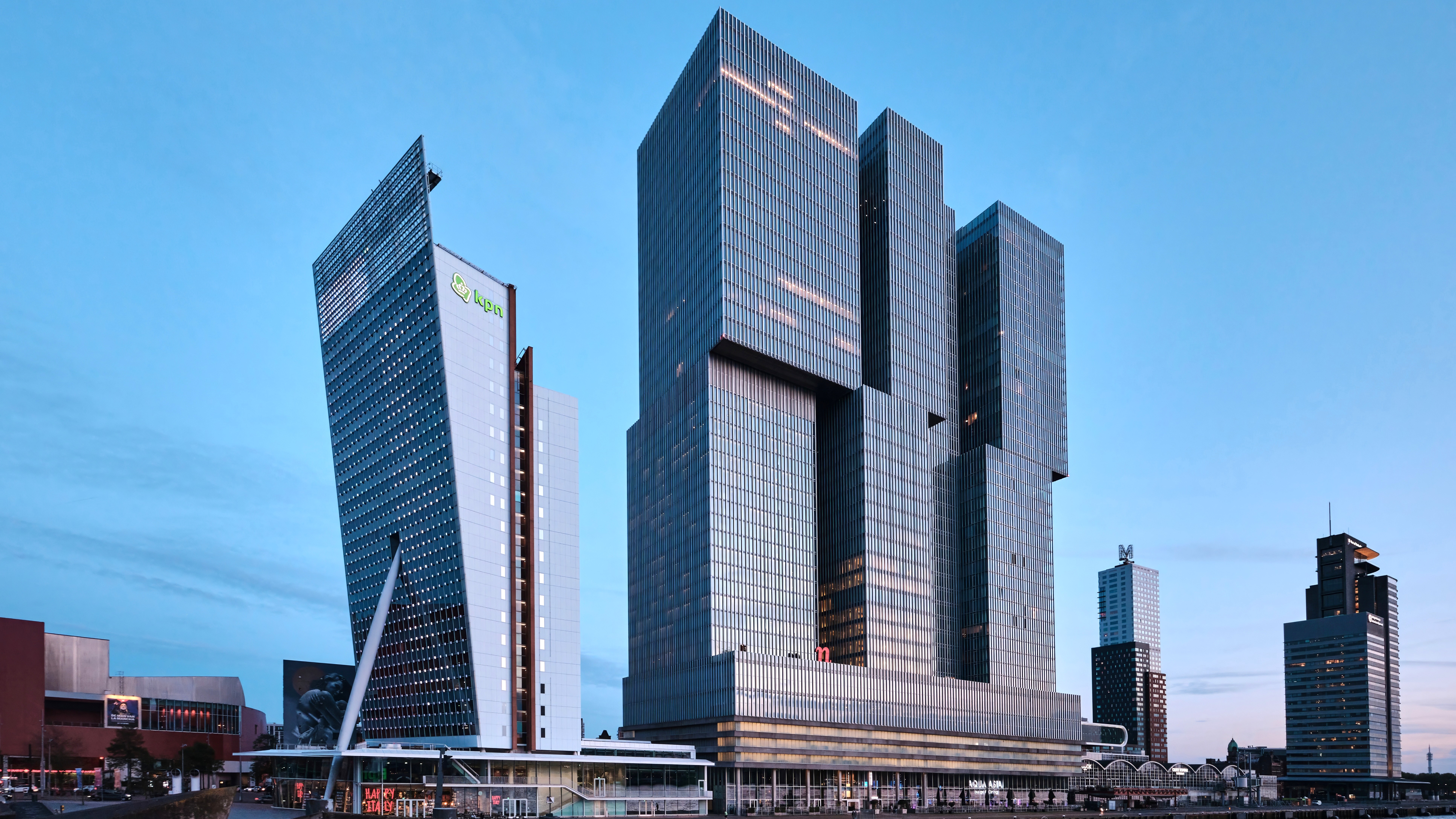 De gemeente Rotterdam huurt sinds de oplevering in november 2013 in totaal zo’n 40.000 m2 in De Rotterdam. Foto: Yasemin Ozdemir / Shutterstock.com