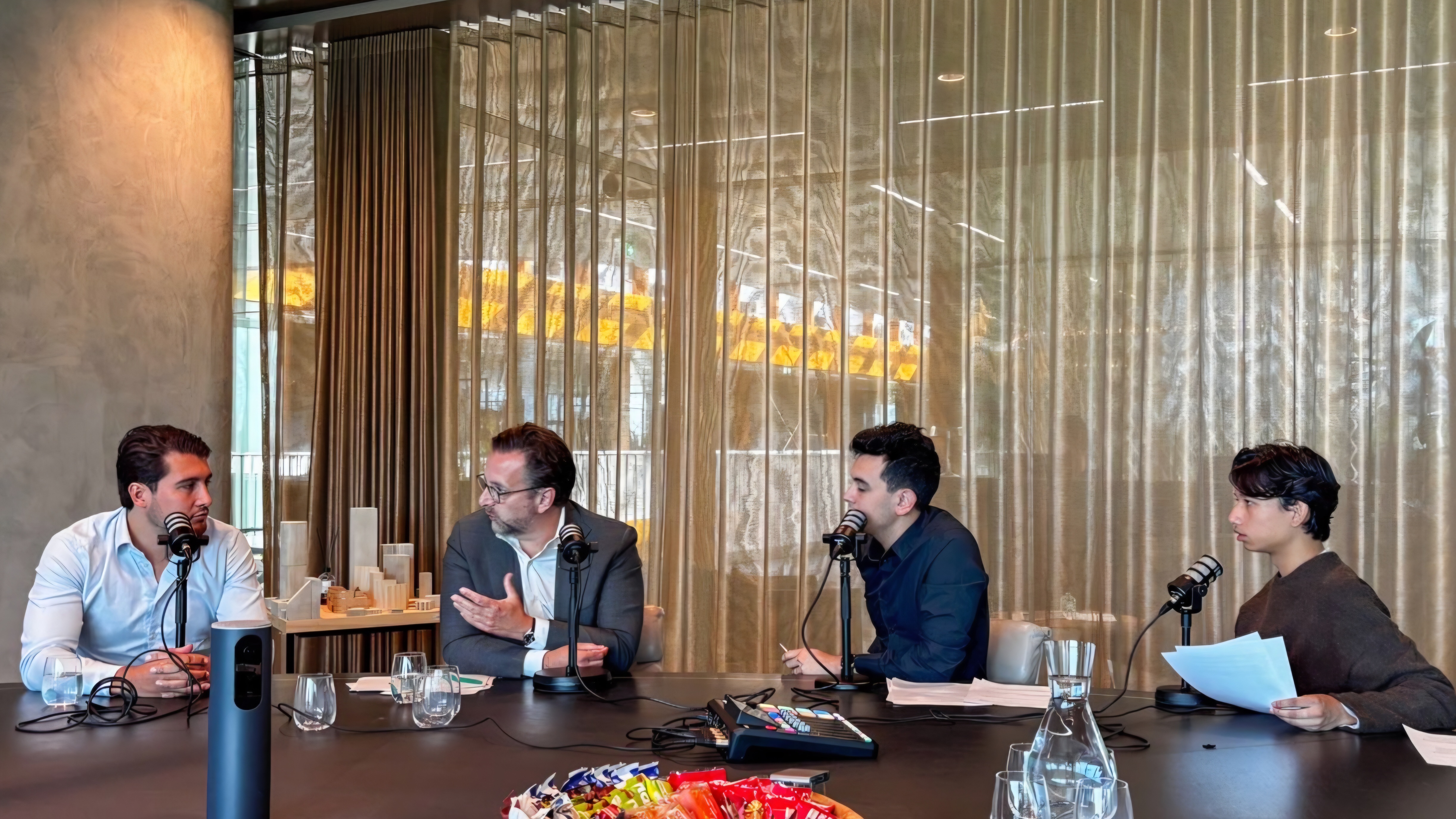 V.l.n.r.: Martijn Pasman (Edge), Bart van Eerd (CBRE), Davy Lo en Ade Kauffeld (Vastgoedmarkt). 