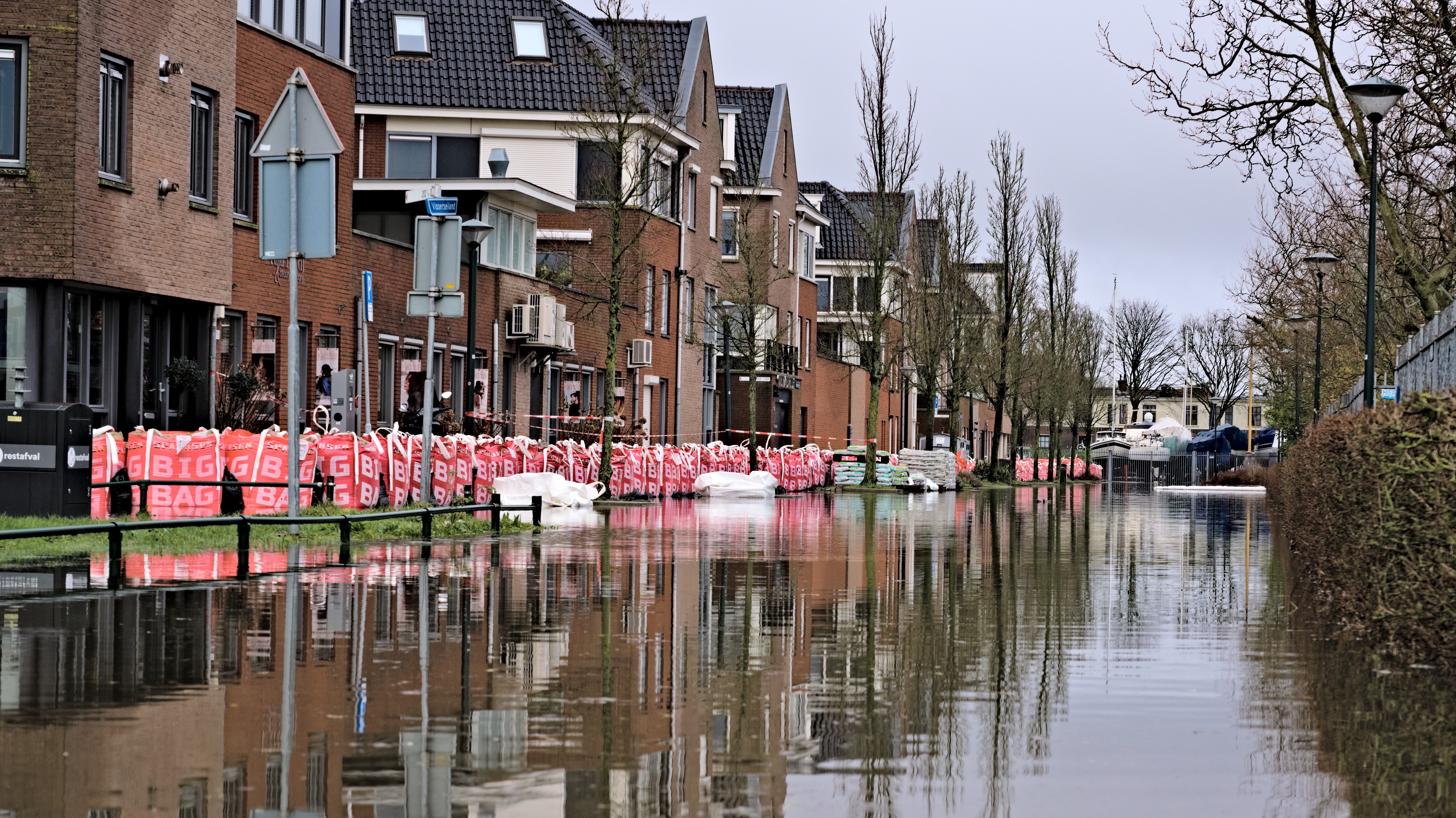 In 2024 zorgde een extreme storm voor overstroming in Hoorn. Foto: Dylan Winter / Shutterstock.com