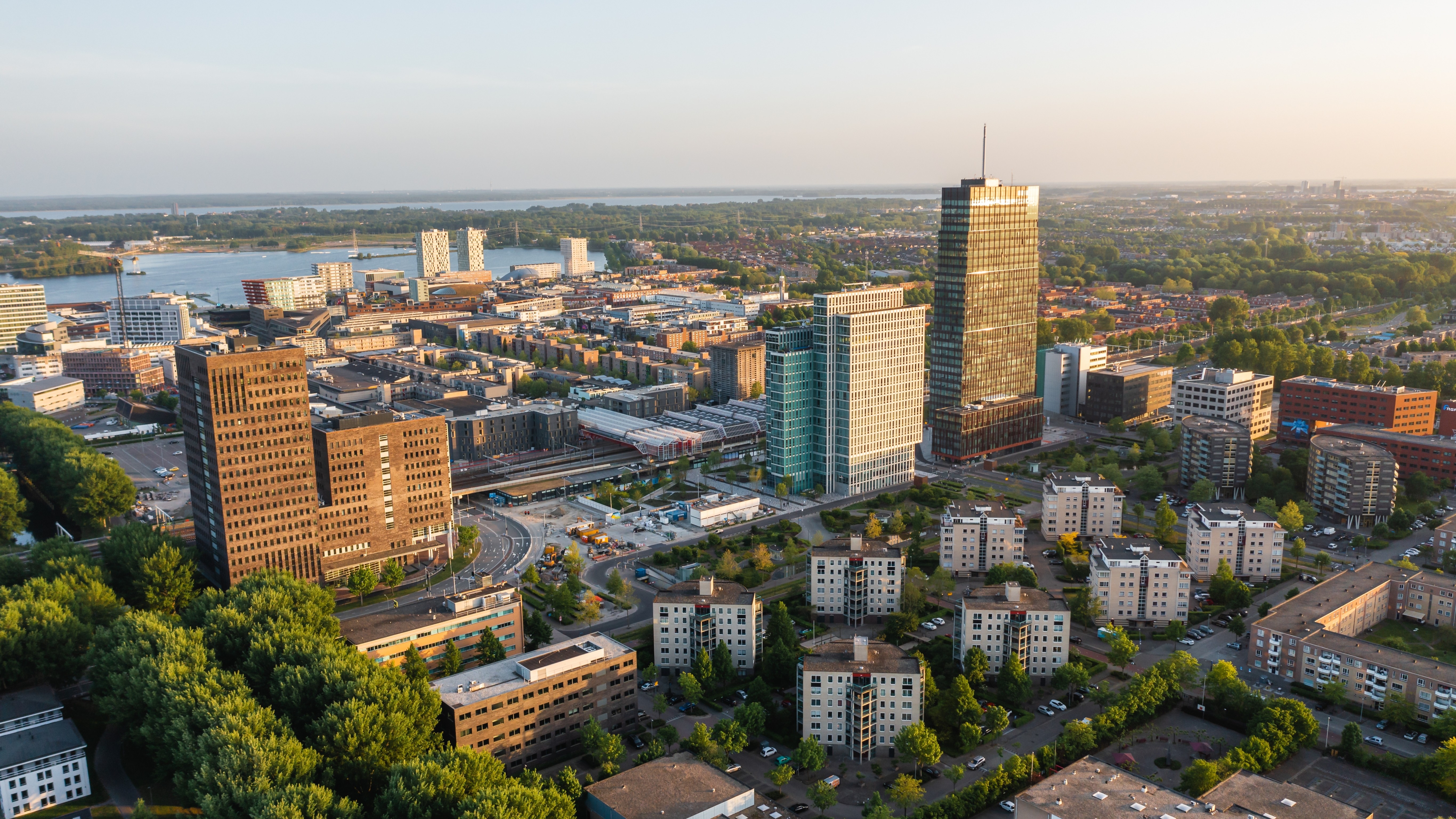 Kantoren in Almere. Family offices duiken steeds vaker op in de kantorenmarkt. ‘Zij kopen de kantoren die niemand wil.’ Beeld: Pavlo Glazkov / Shutterstock