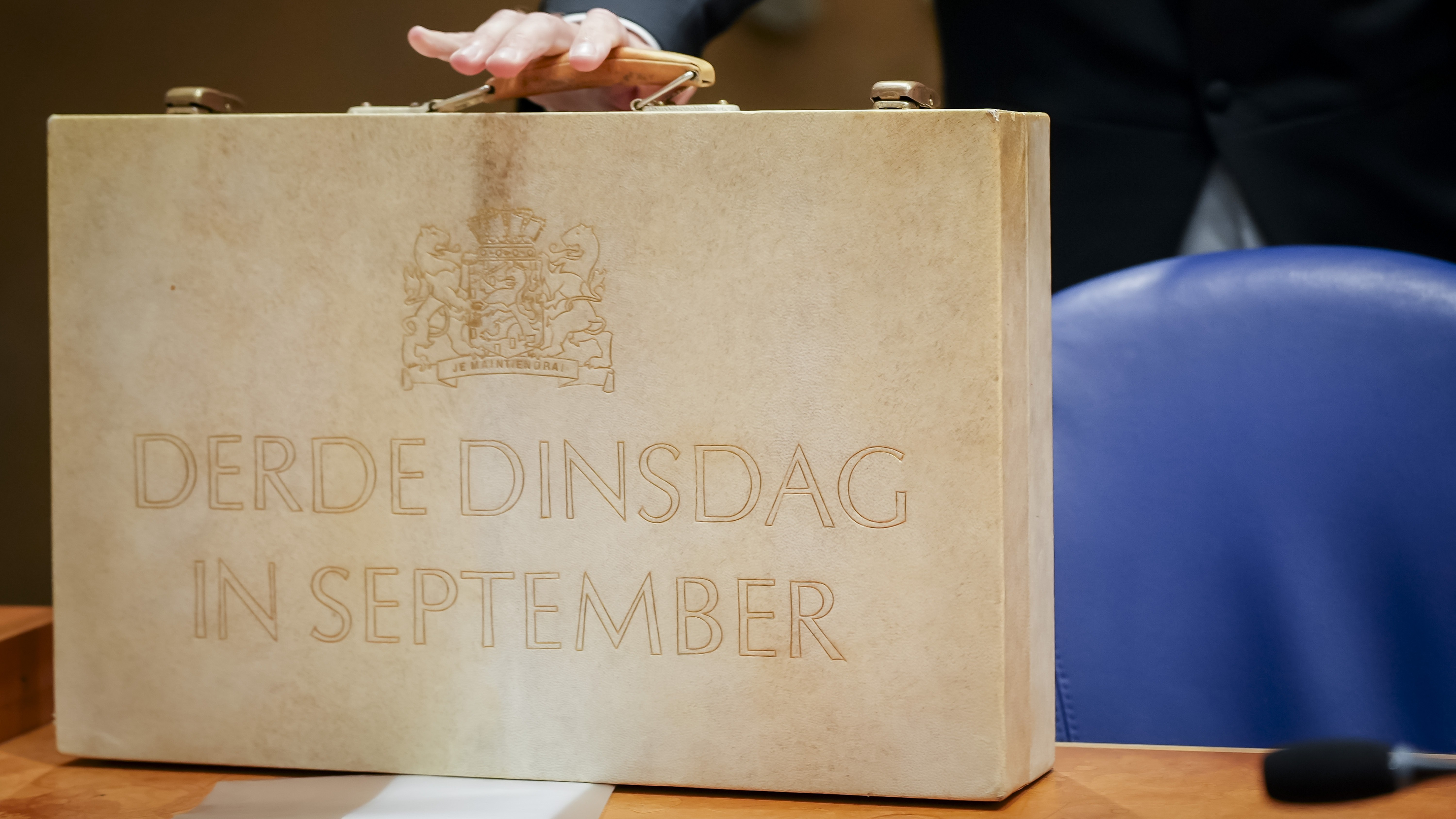 Minister Eelco Heinen (VVD, Financiën) presenteert het koffertje met de miljoenennota en rijksbegroting in de Tweede Kamer. Foto: Lina Selg / ANP