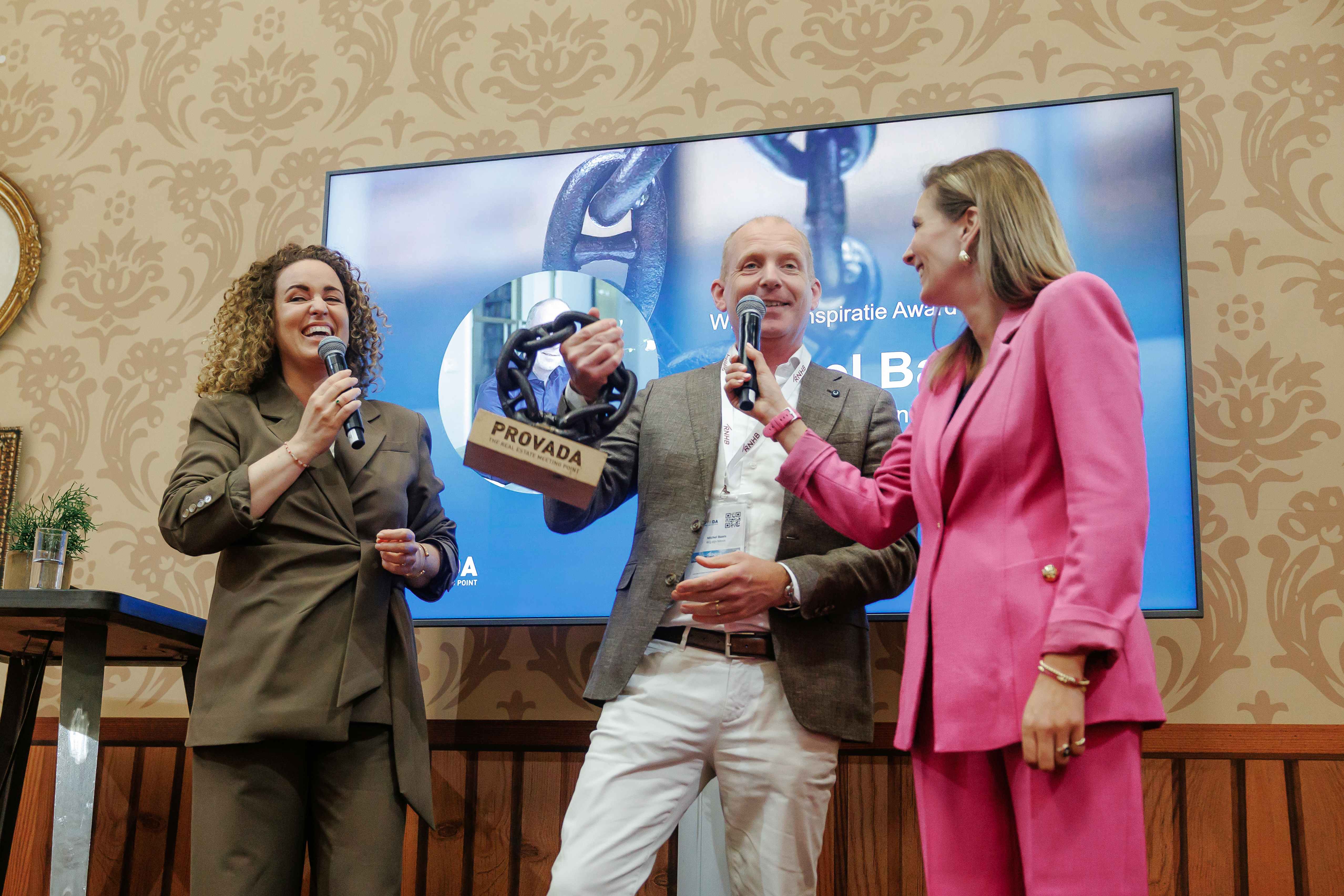 Michel Baars (midden), winnaar van de PROVADA Inspiratie Award 2026.