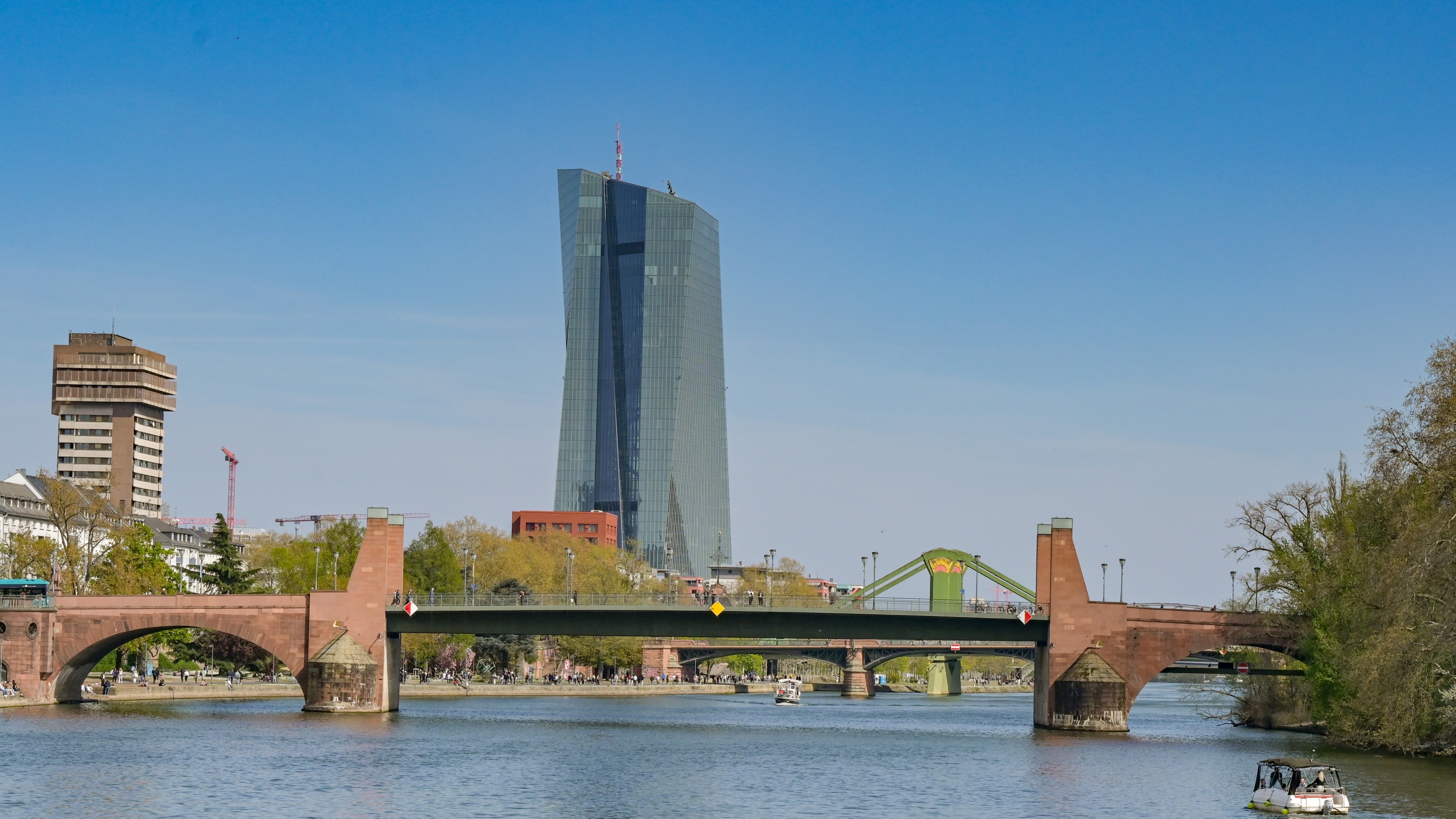 Op de achtergrond het kantoor van de Europese Centrale Bank in Frankfurt. Foto: Ceri Breeze / Shutterstock.com